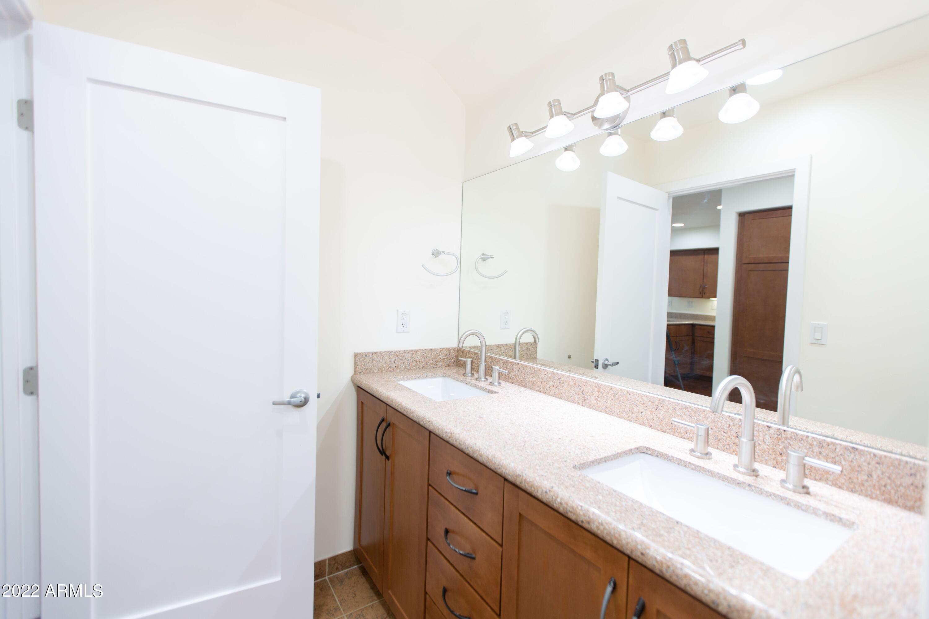 1300 W 5TH Street, 1009