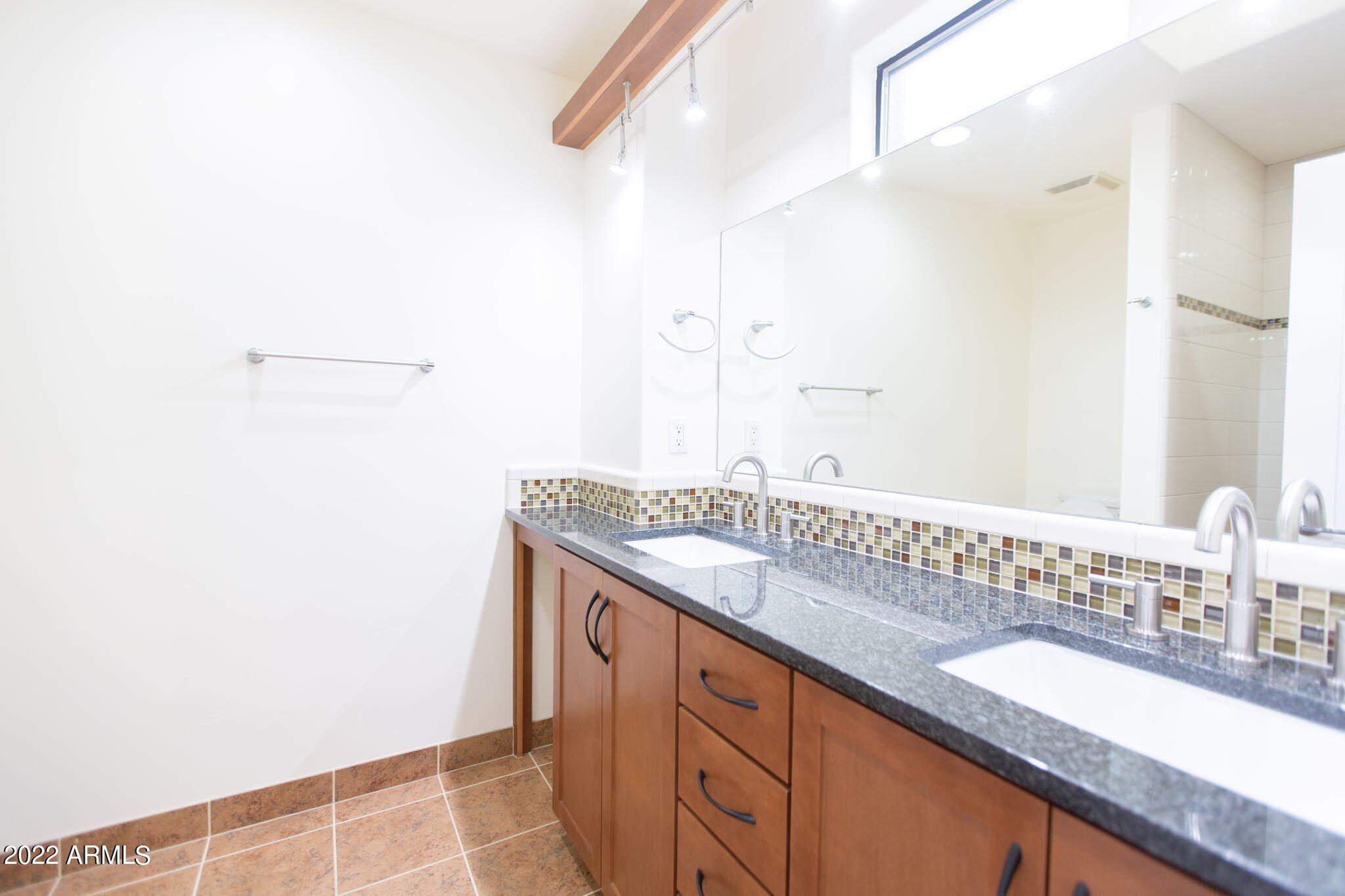 1300 W 5TH Street, 1009