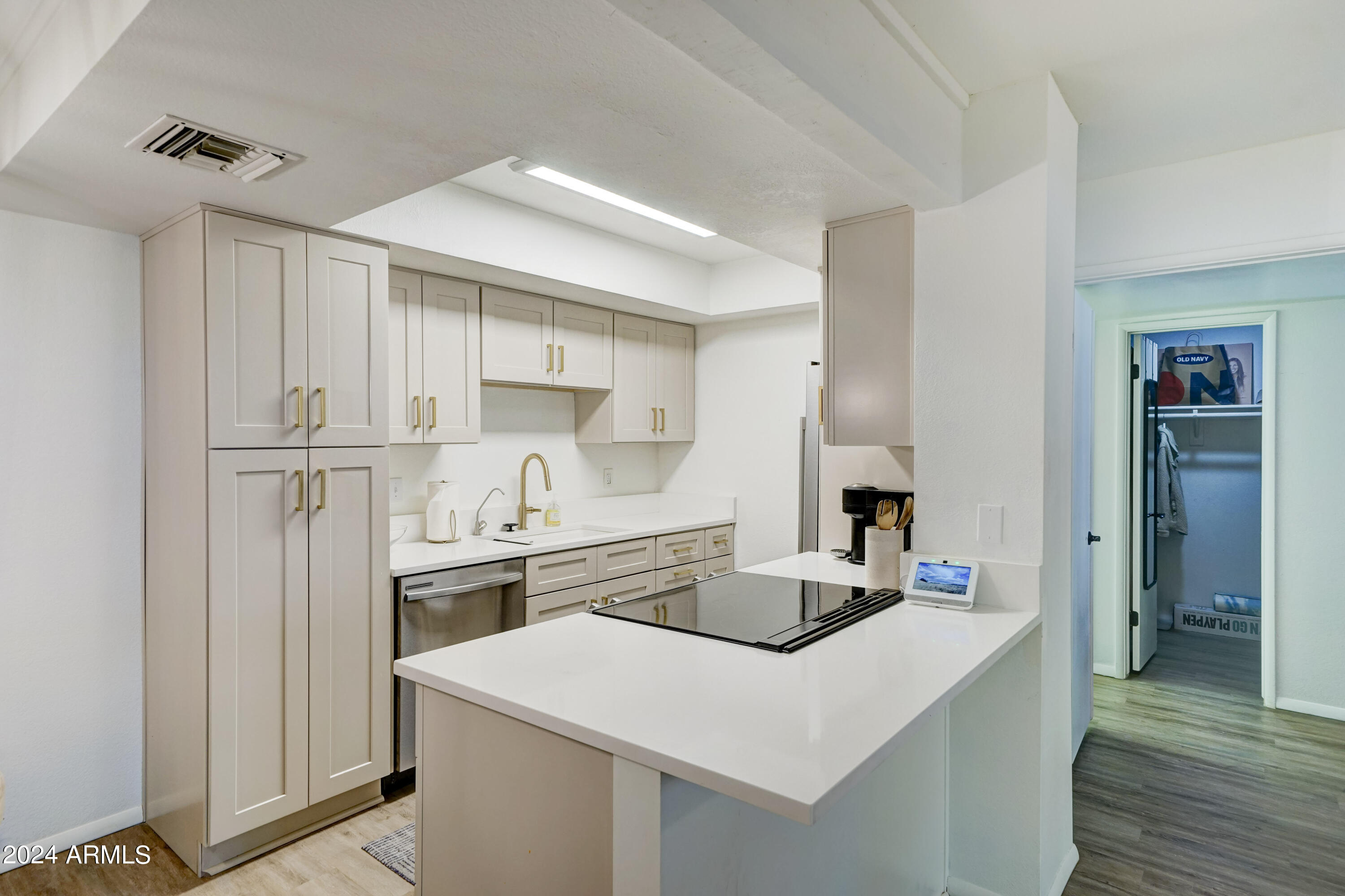 7557 N DREAMY DRAW Drive, 124