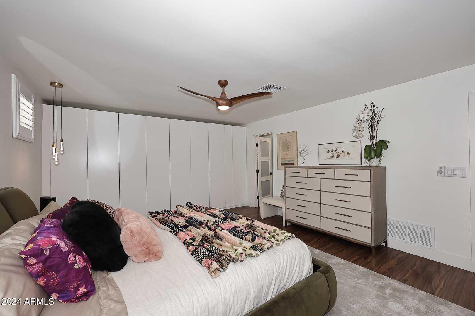 1814 E HARMONT Drive