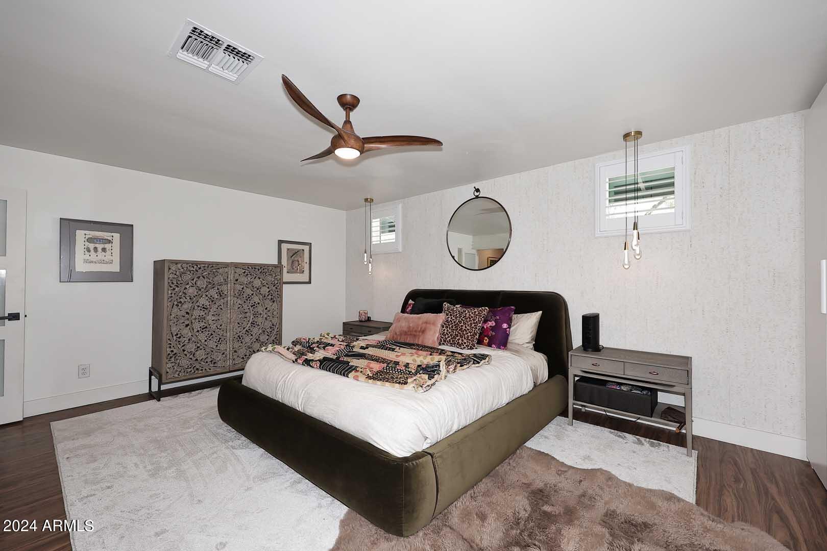 1814 E HARMONT Drive