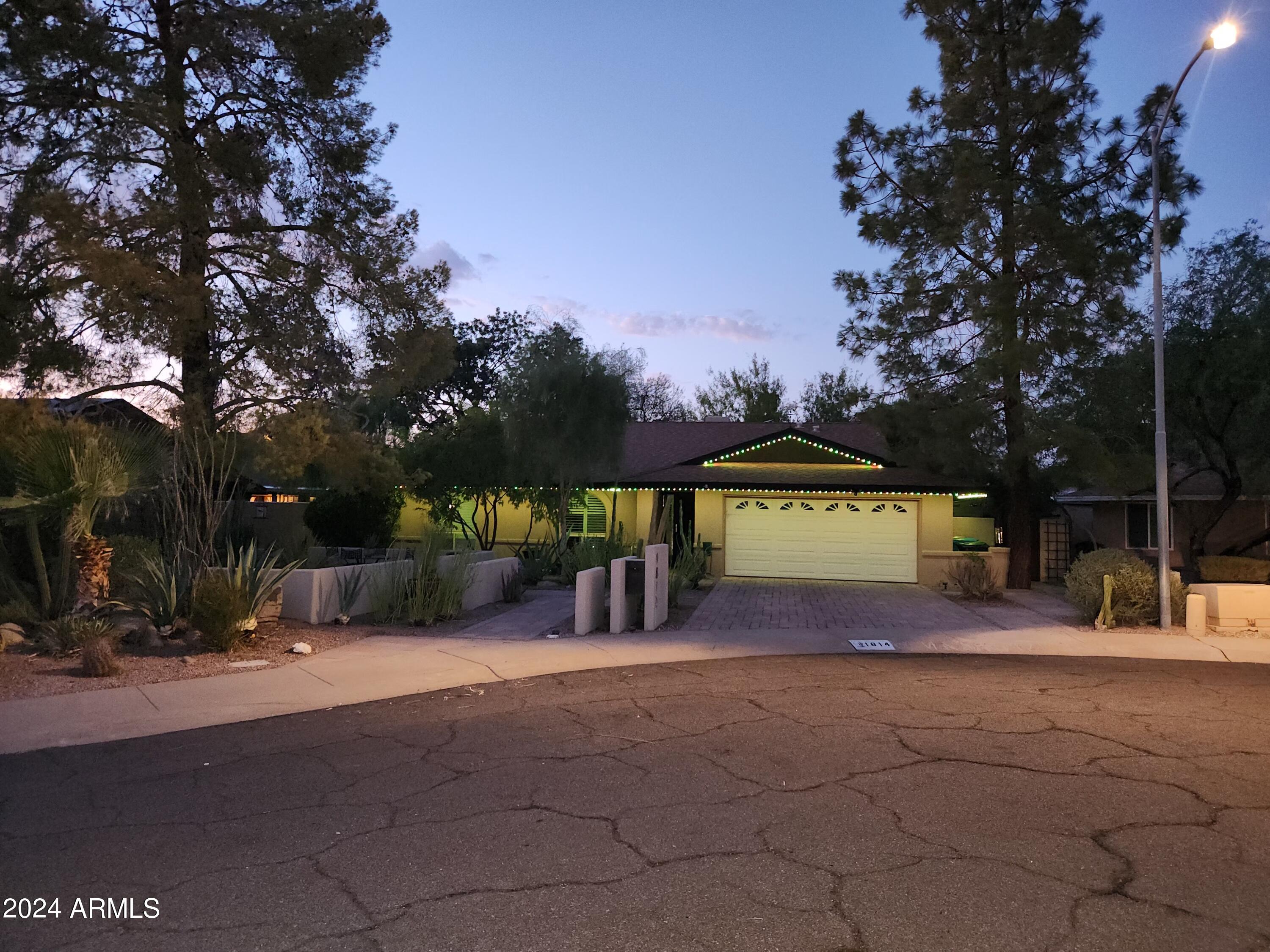 1814 E HARMONT Drive