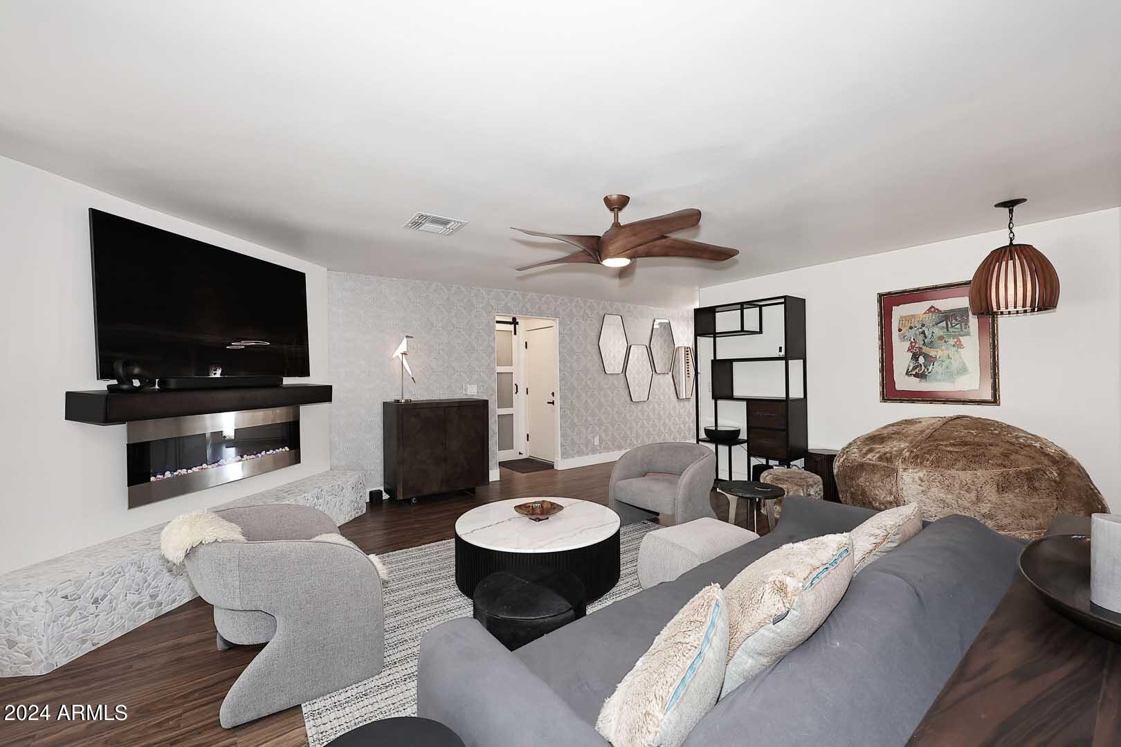 1814 E HARMONT Drive