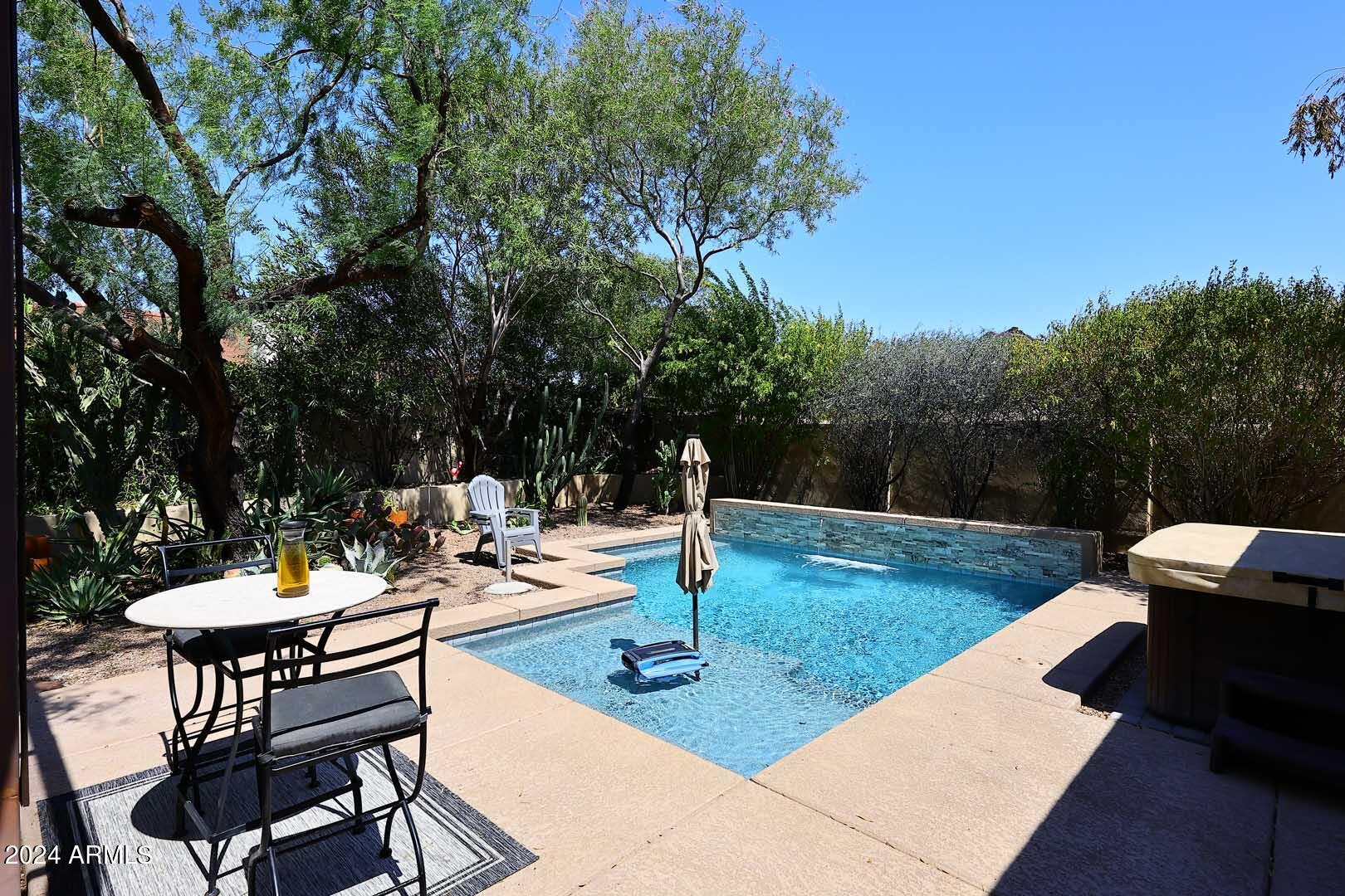 1814 E HARMONT Drive