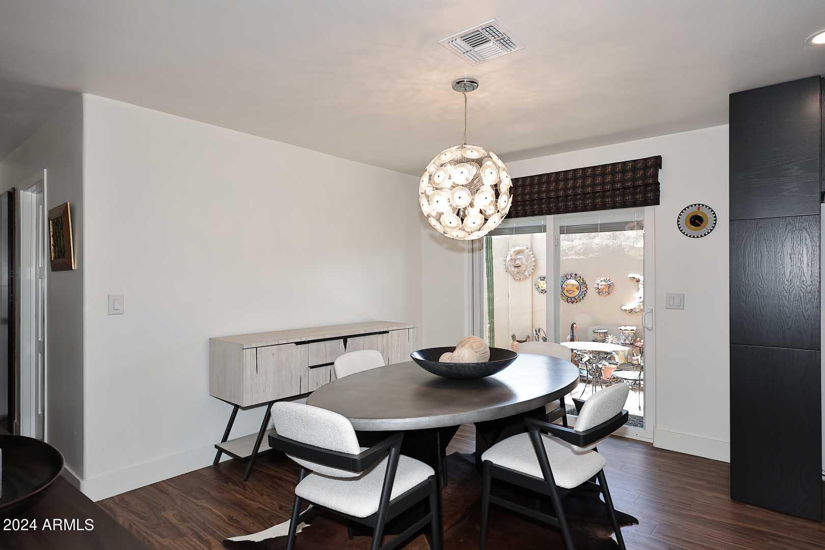 1814 E HARMONT Drive