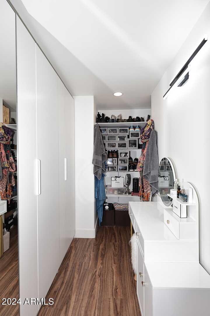 1814 E HARMONT Drive