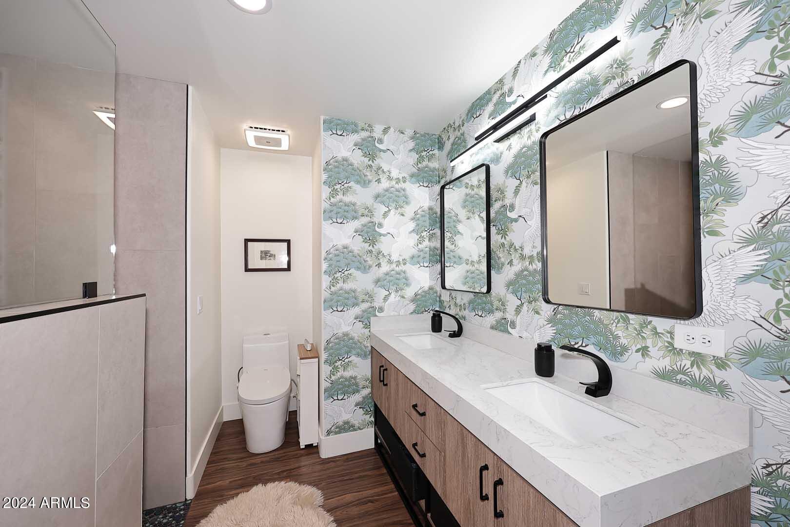 1814 E HARMONT Drive