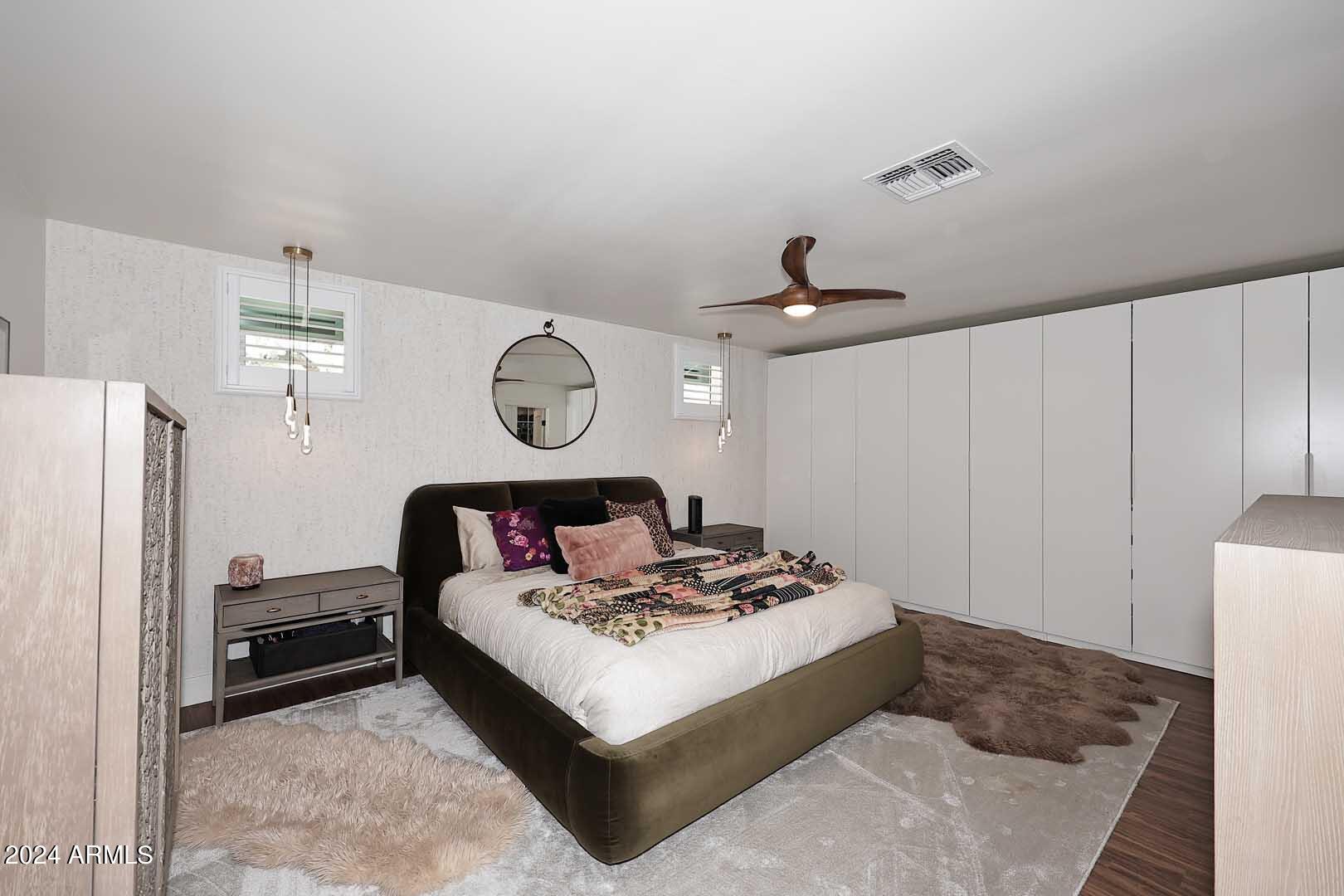 1814 E HARMONT Drive