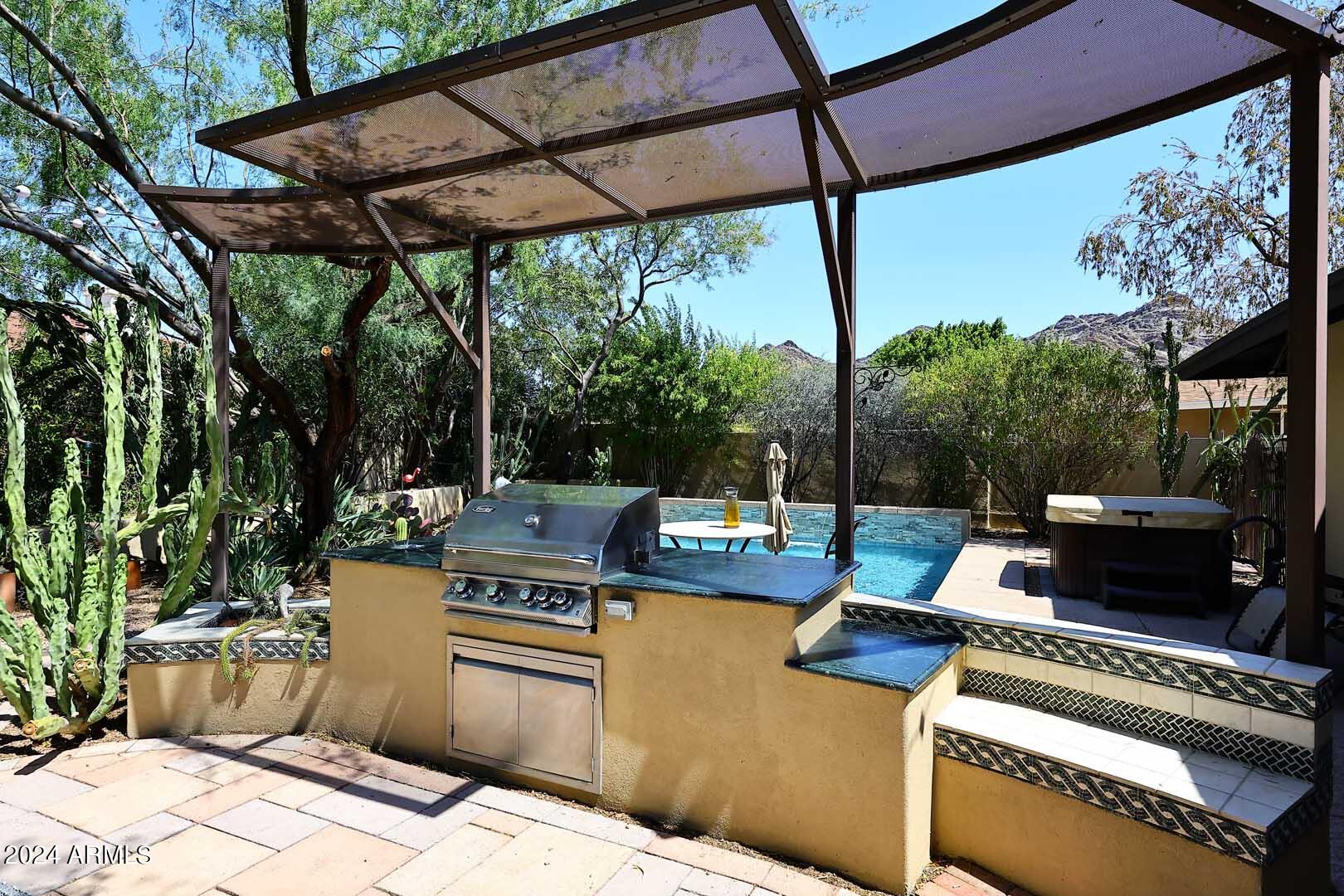 1814 E HARMONT Drive