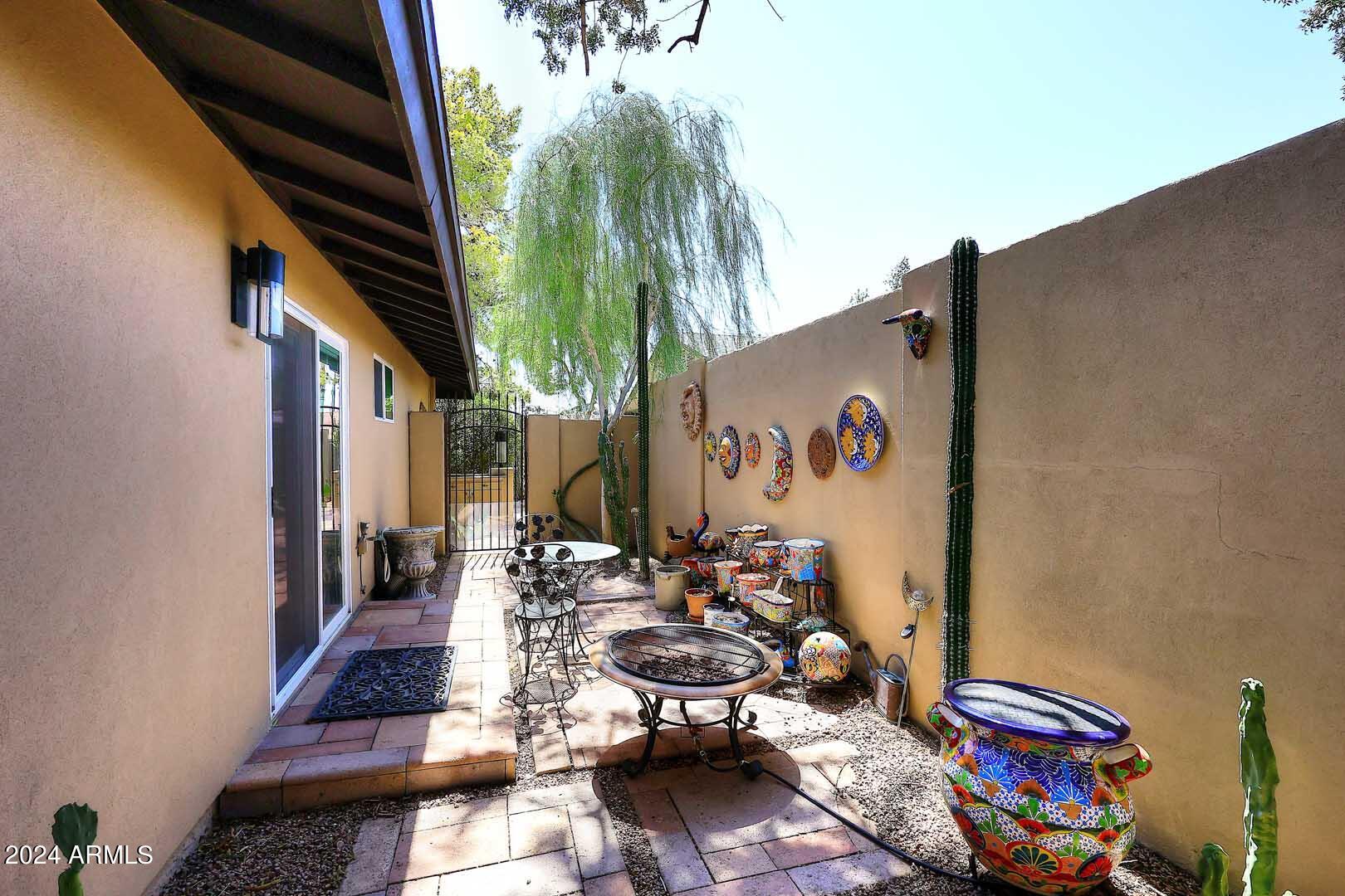 1814 E HARMONT Drive