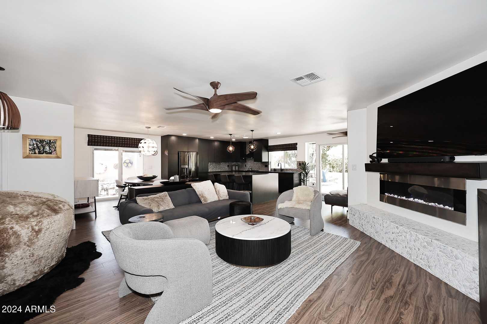 1814 E HARMONT Drive