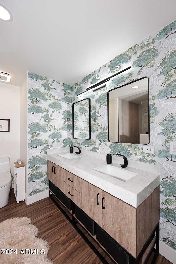 1814 E HARMONT Drive