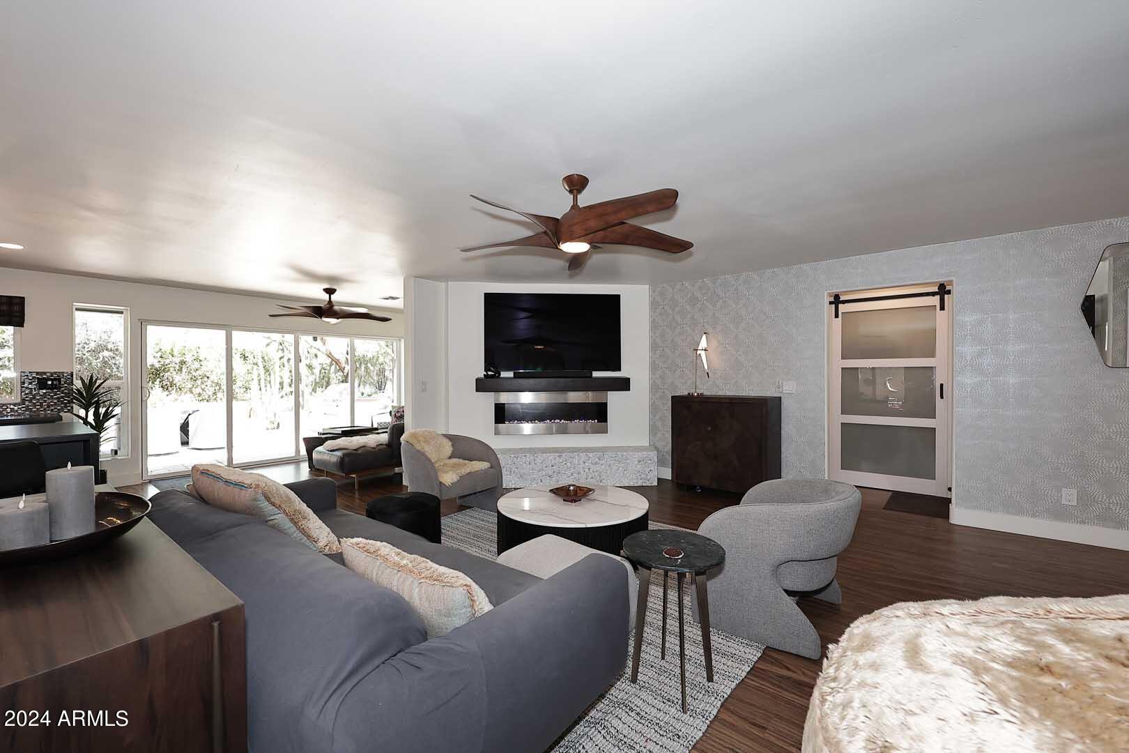 1814 E HARMONT Drive