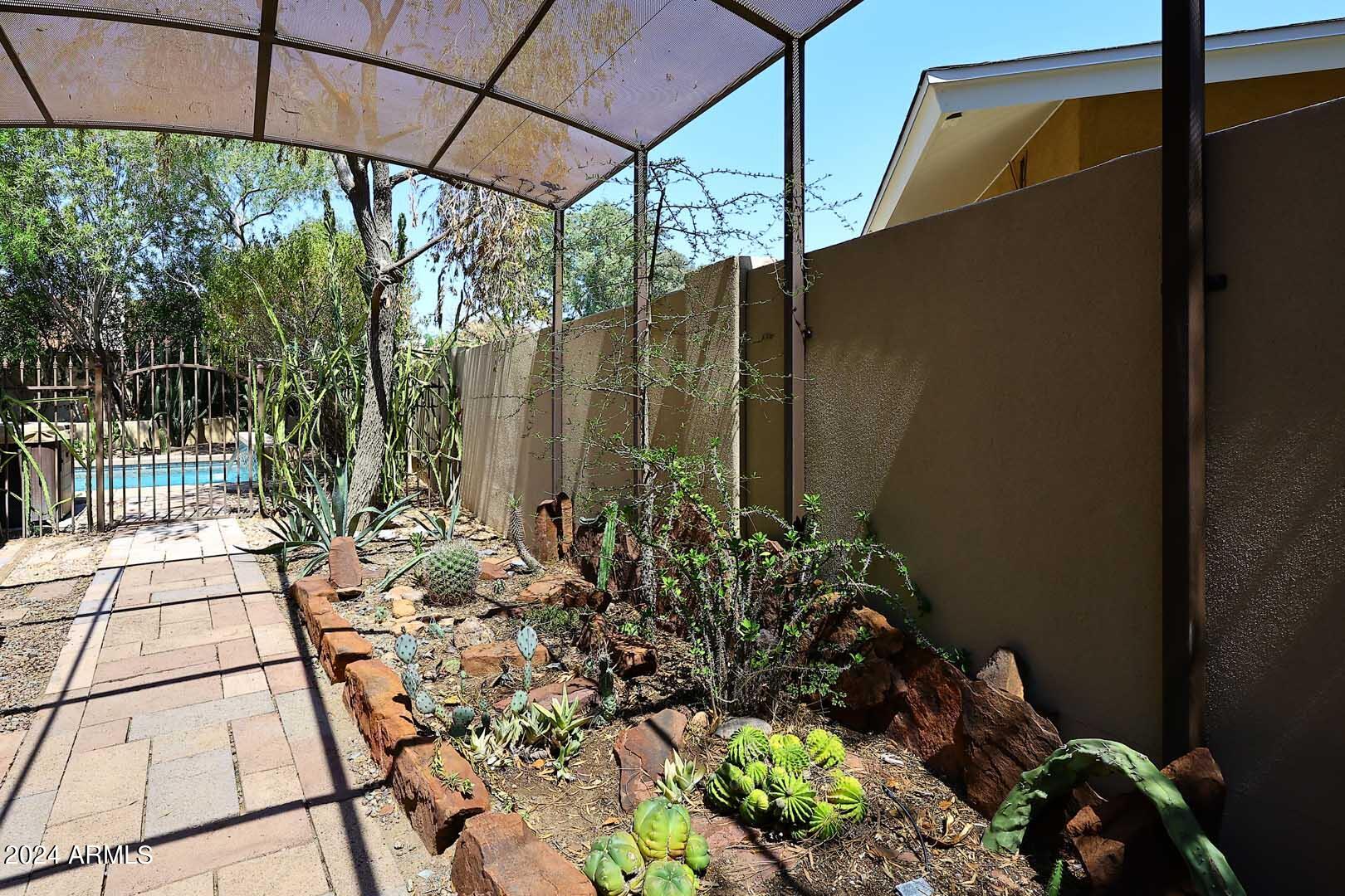 1814 E HARMONT Drive