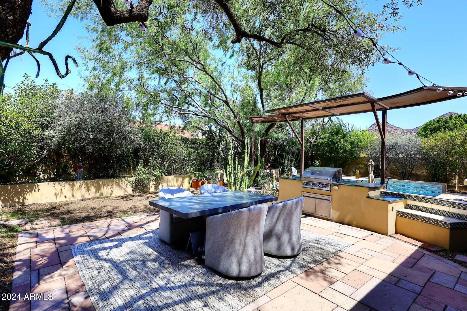 1814 E HARMONT Drive