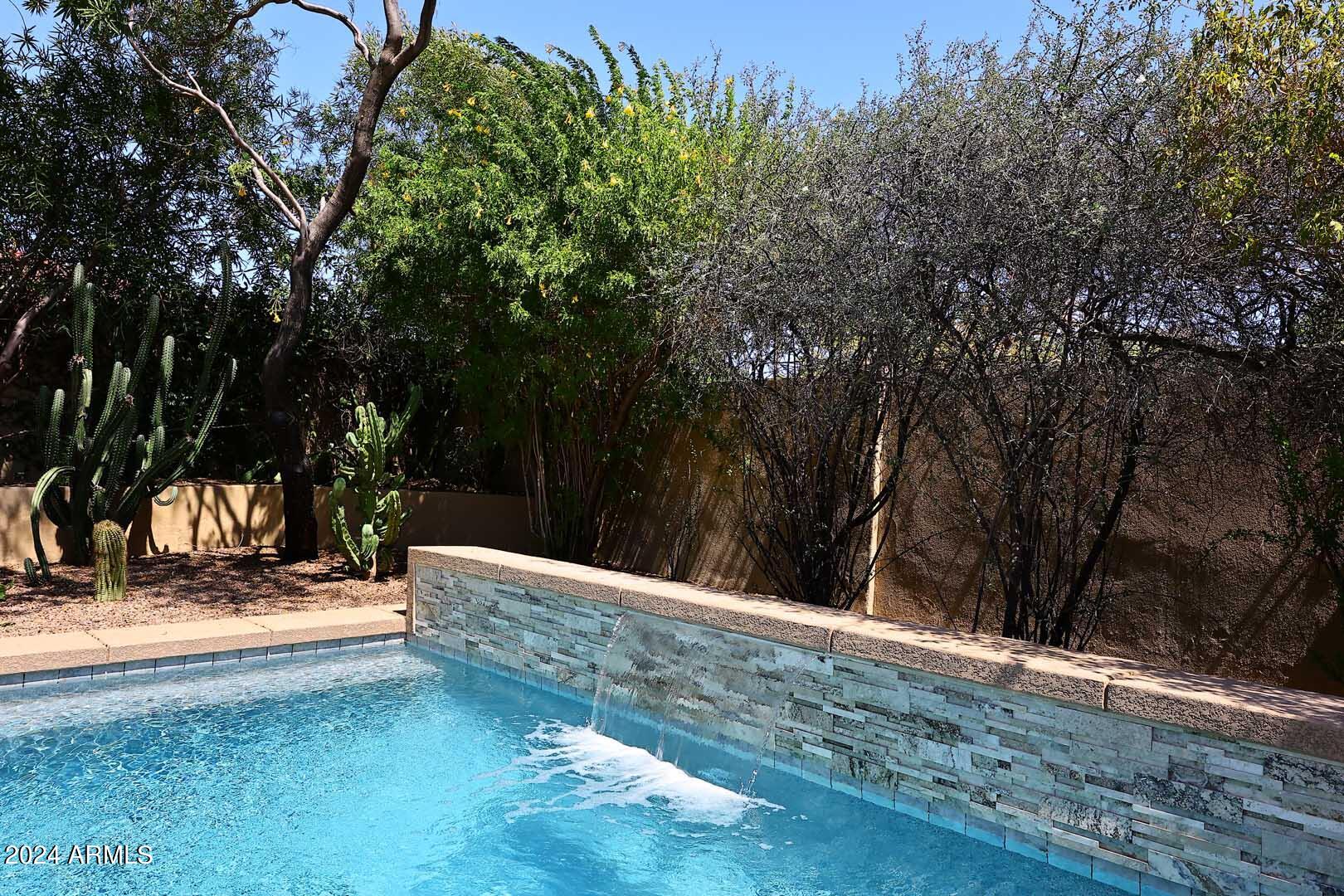 1814 E HARMONT Drive