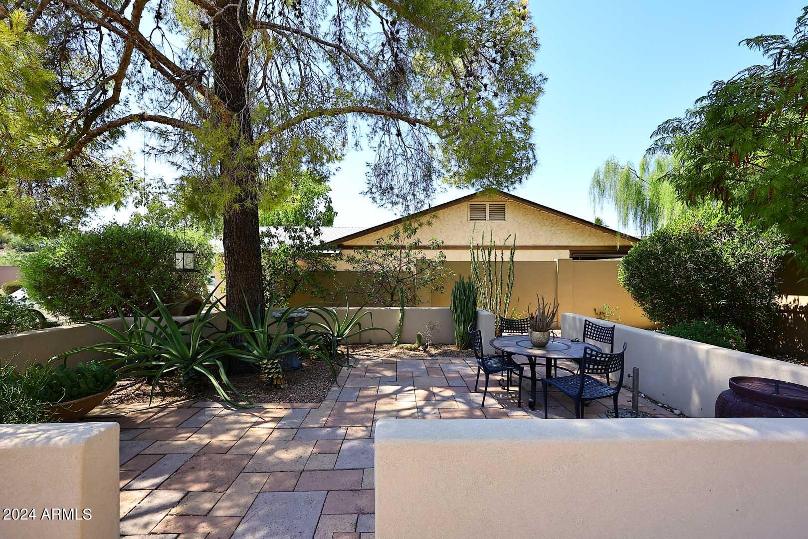 1814 E HARMONT Drive