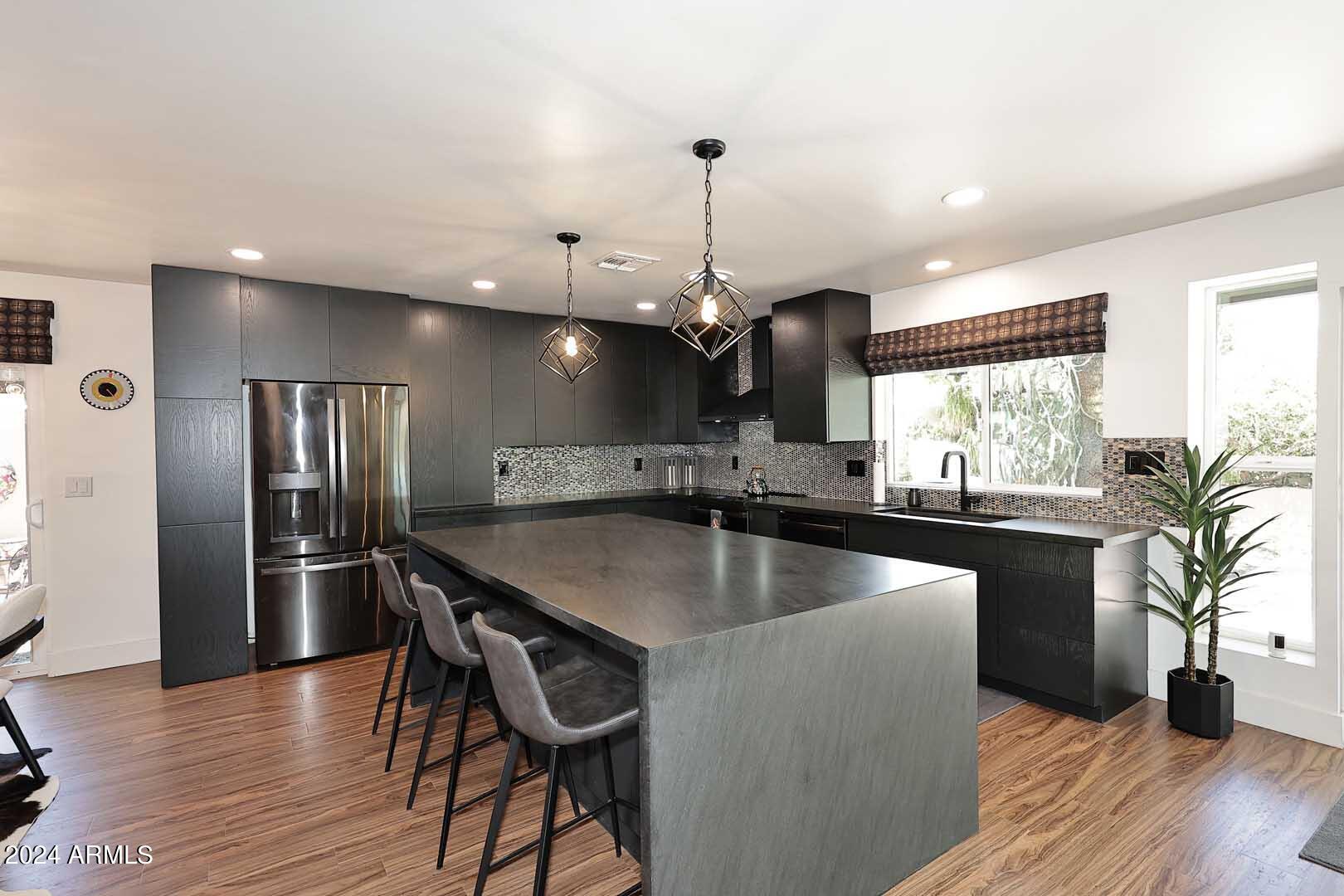 1814 E HARMONT Drive