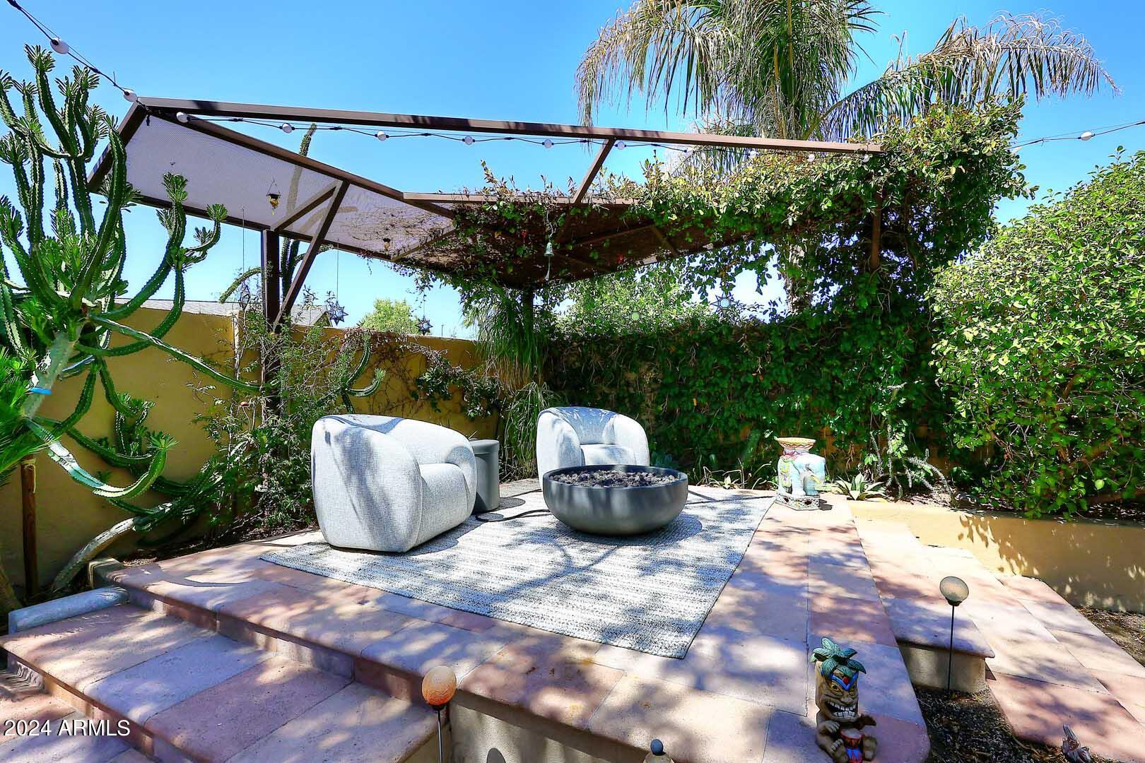 1814 E HARMONT Drive