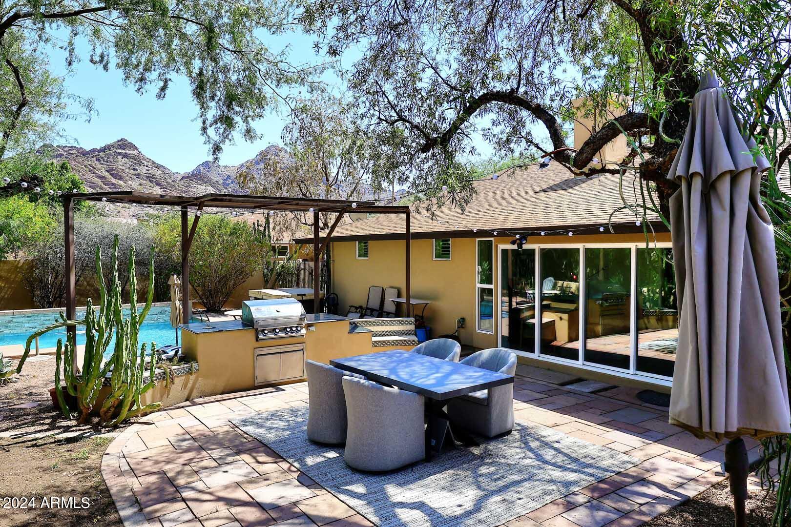 1814 E HARMONT Drive