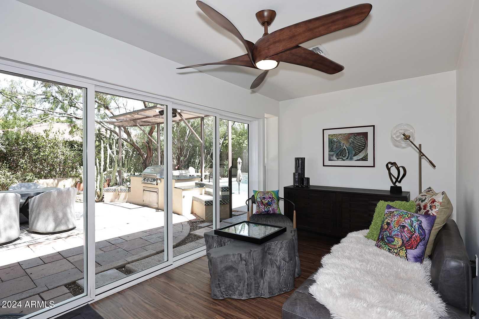 1814 E HARMONT Drive