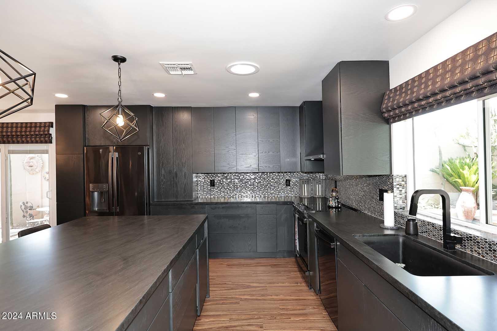 1814 E HARMONT Drive