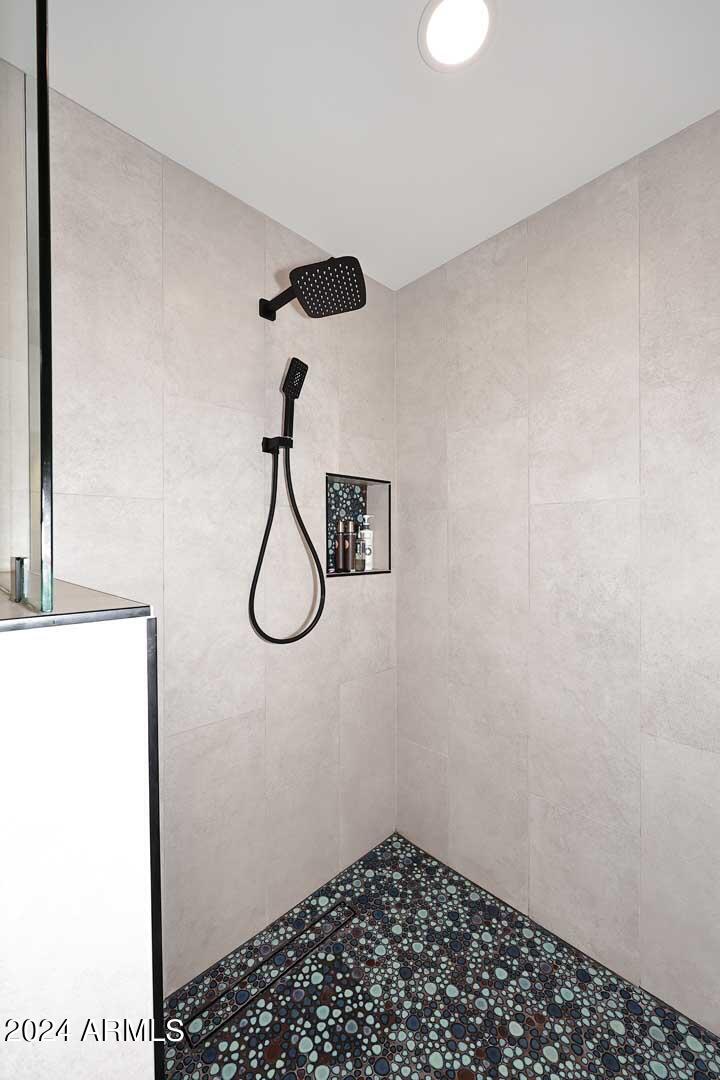 1814 E HARMONT Drive