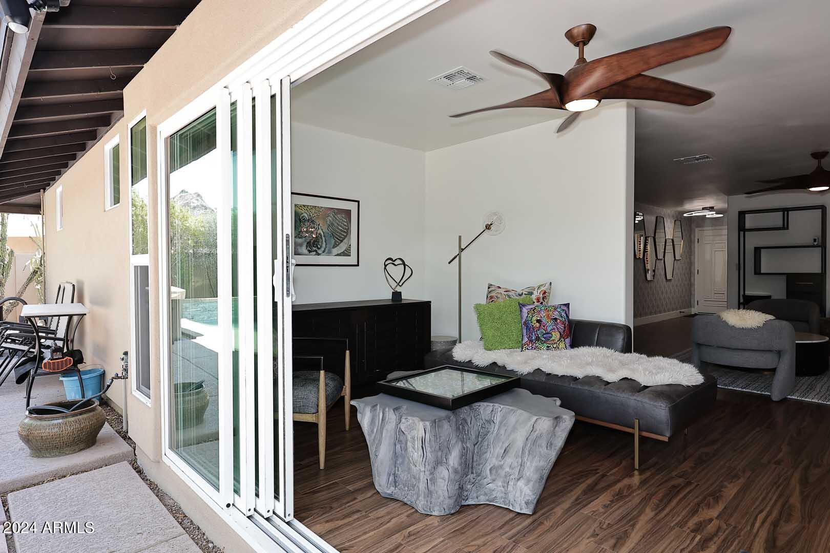 1814 E HARMONT Drive