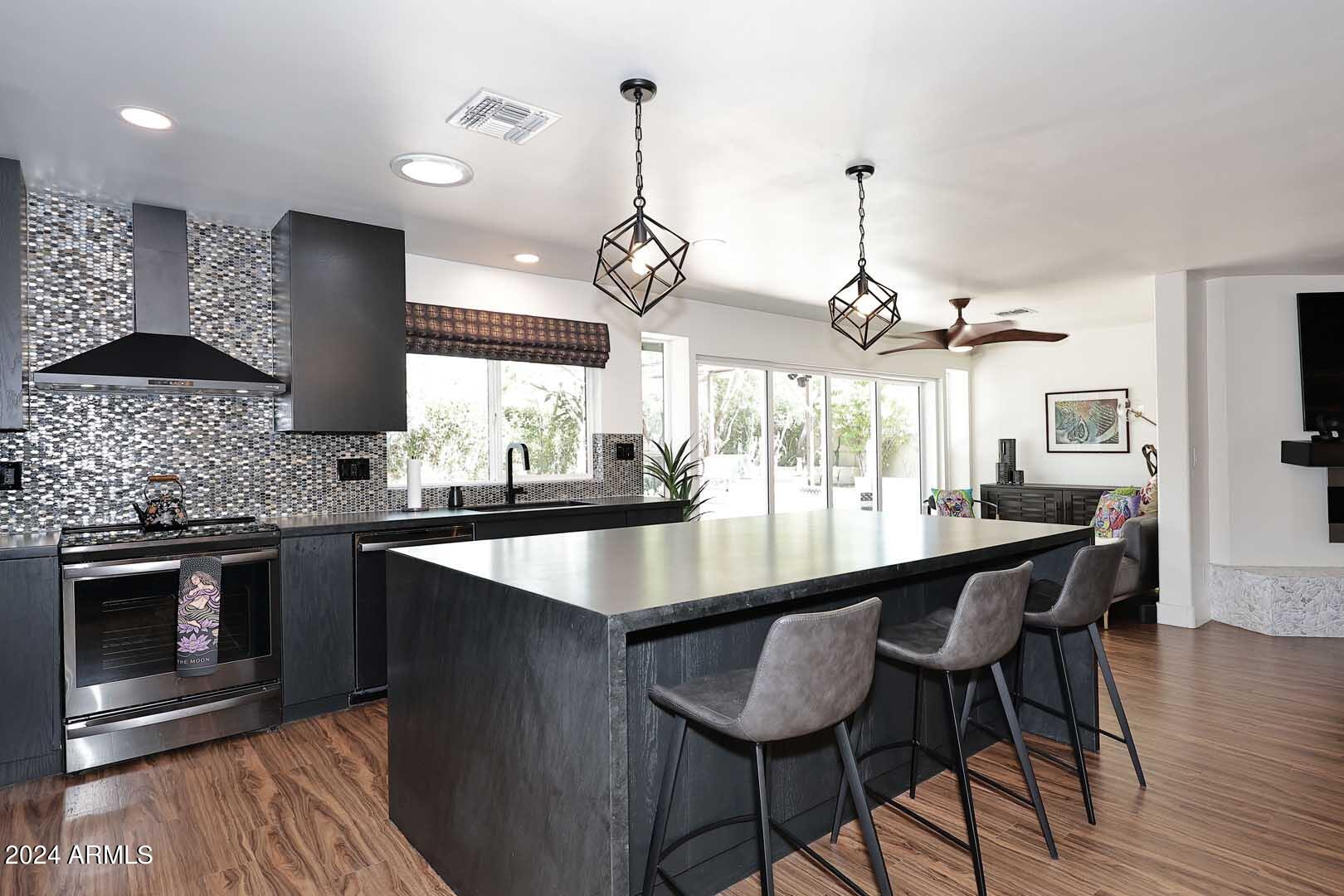 1814 E HARMONT Drive