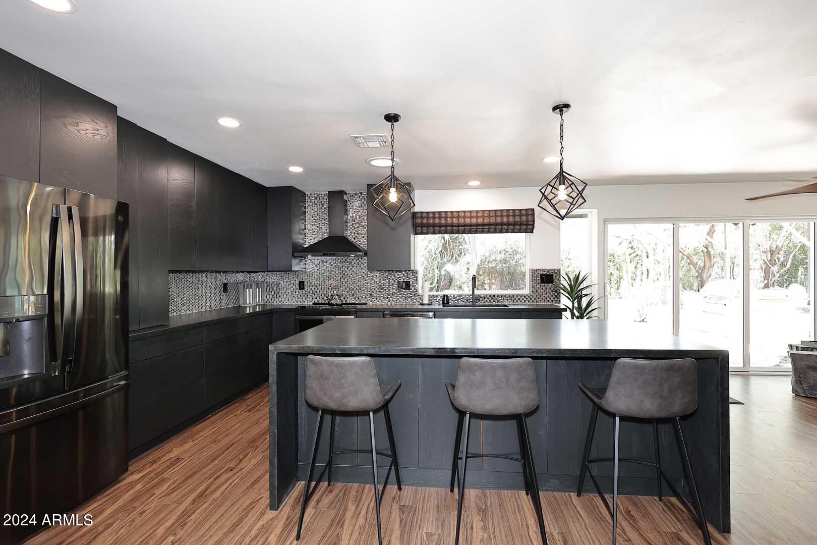 1814 E HARMONT Drive