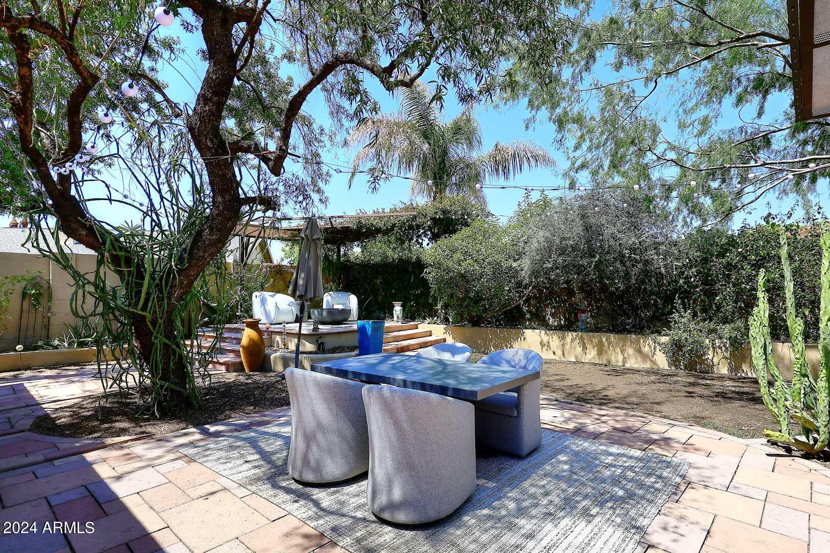 1814 E HARMONT Drive