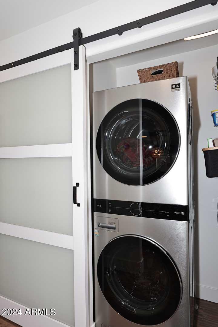 1814 E HARMONT Drive