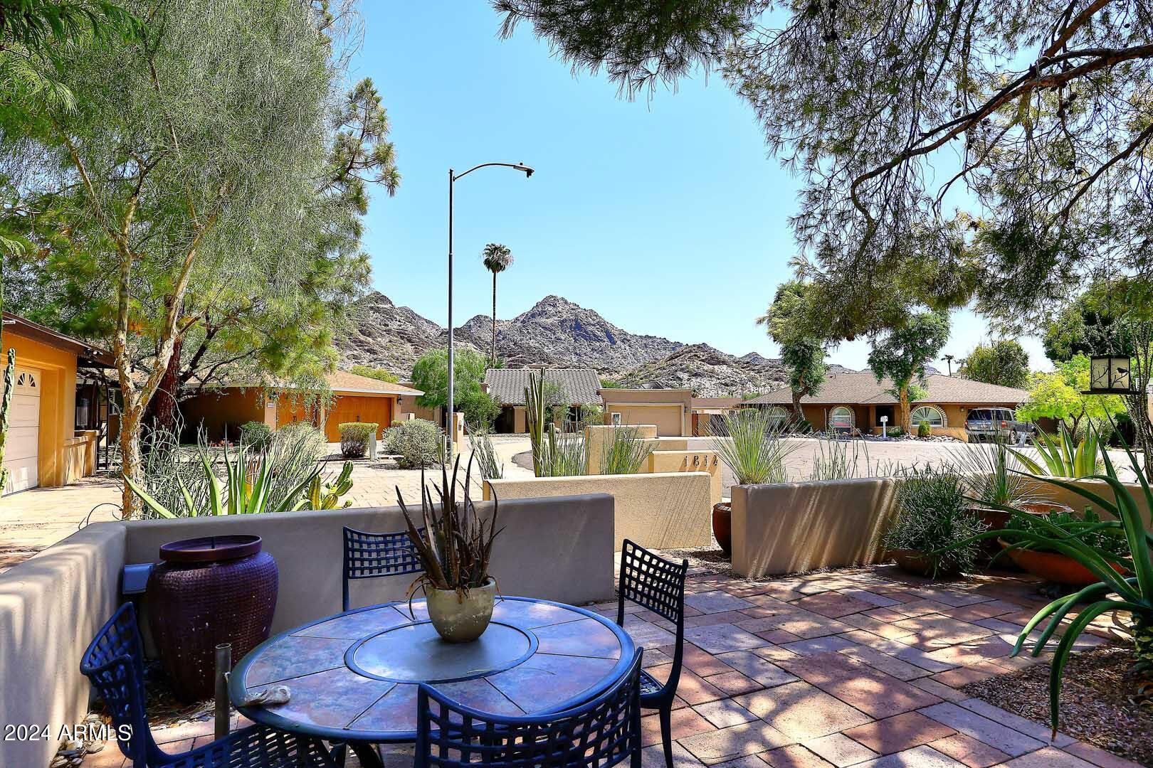 1814 E HARMONT Drive