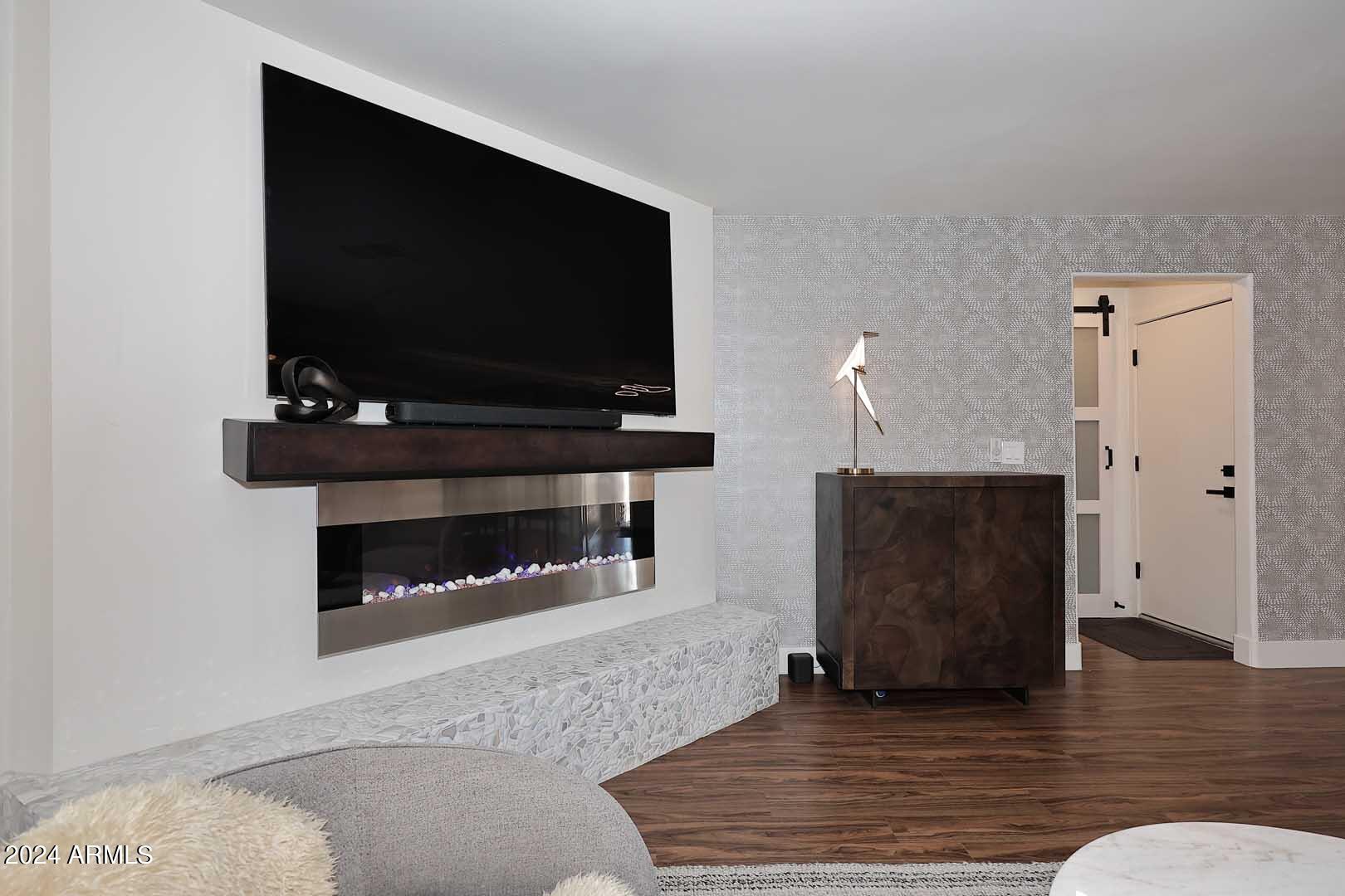 1814 E HARMONT Drive