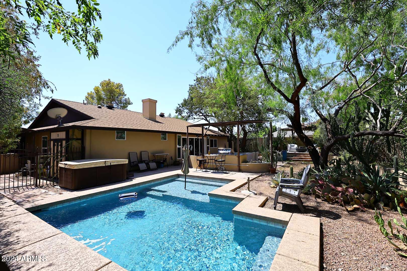 1814 E HARMONT Drive