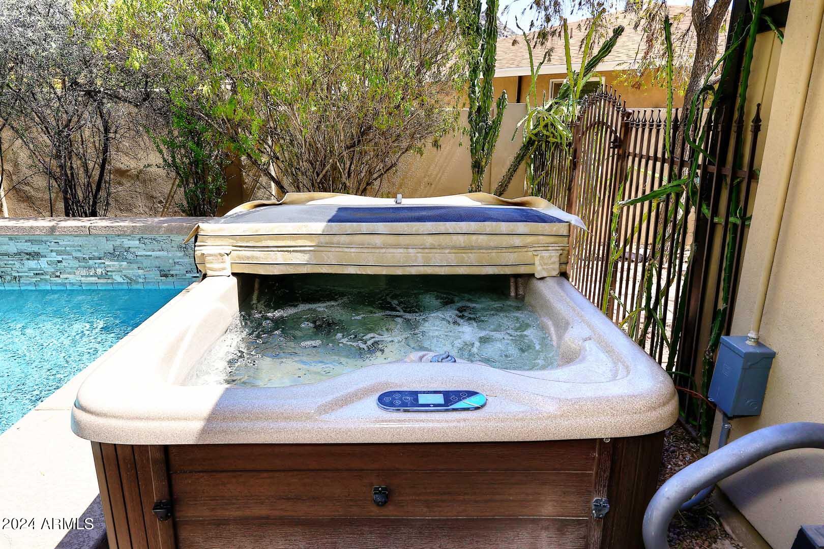 1814 E HARMONT Drive