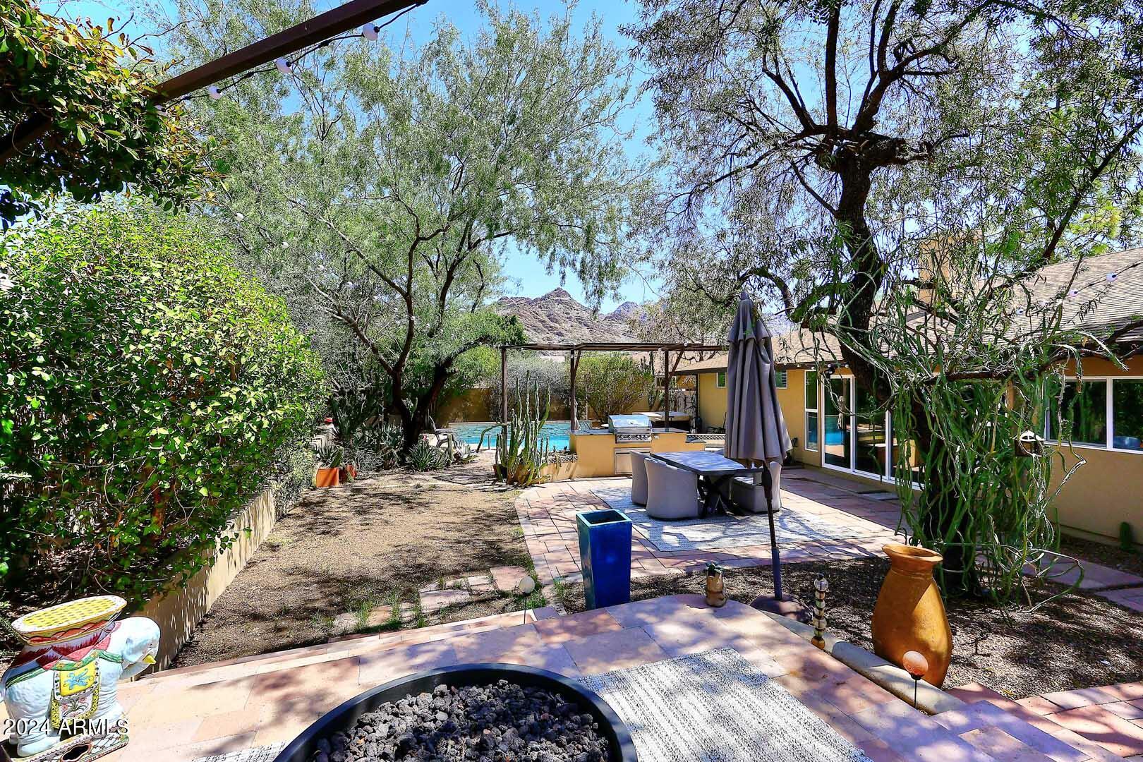 1814 E HARMONT Drive