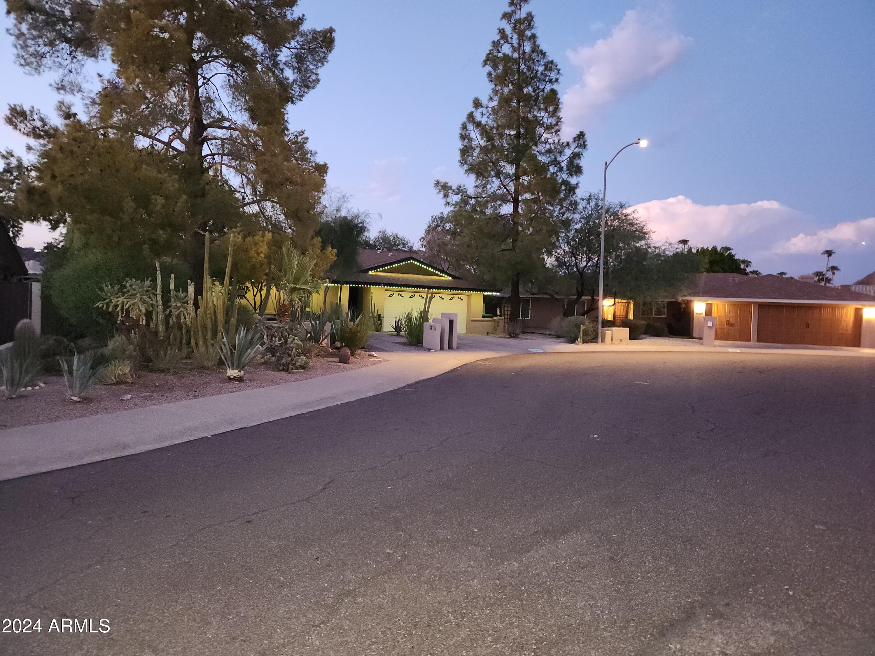 1814 E HARMONT Drive