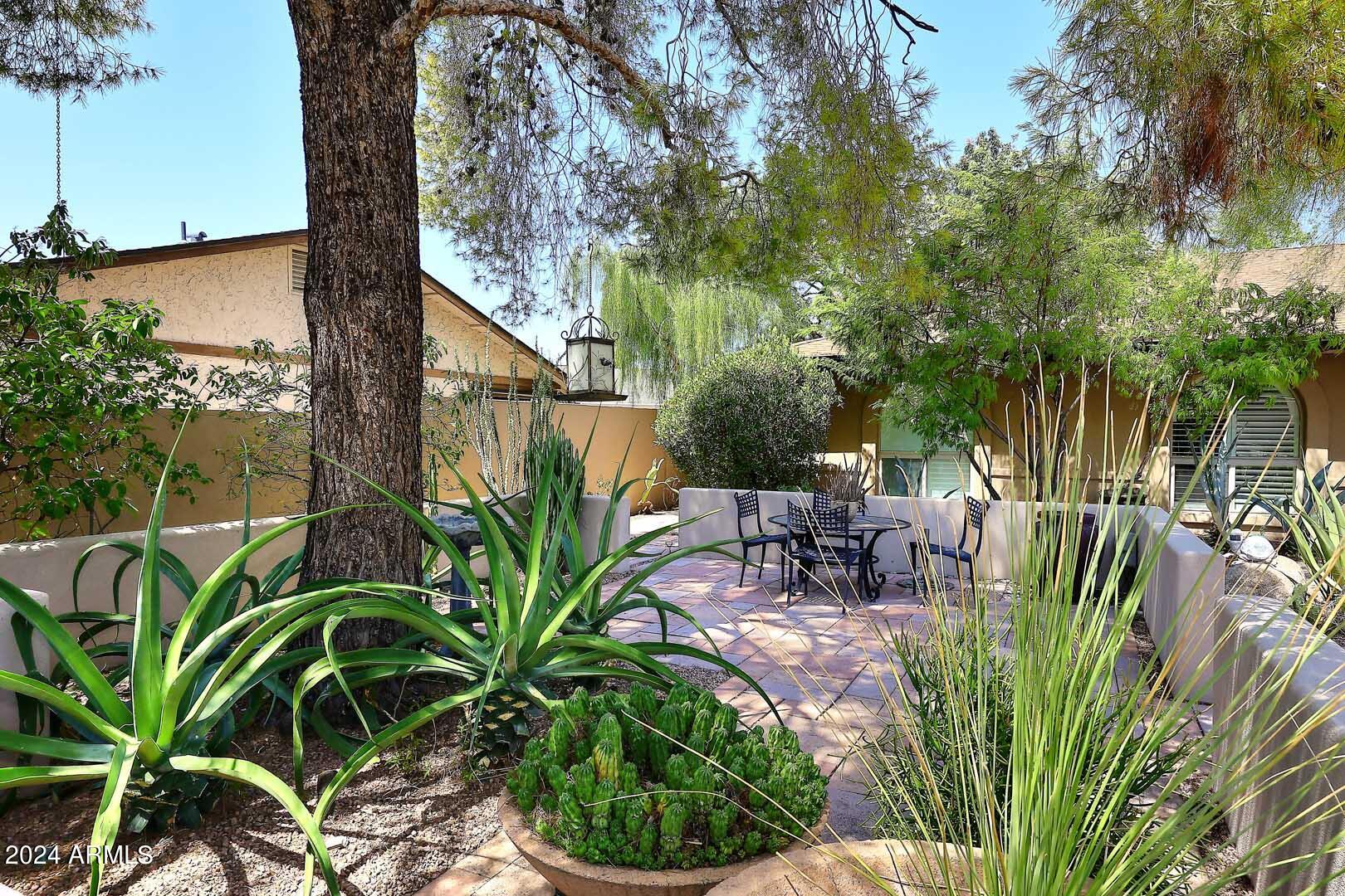 1814 E HARMONT Drive