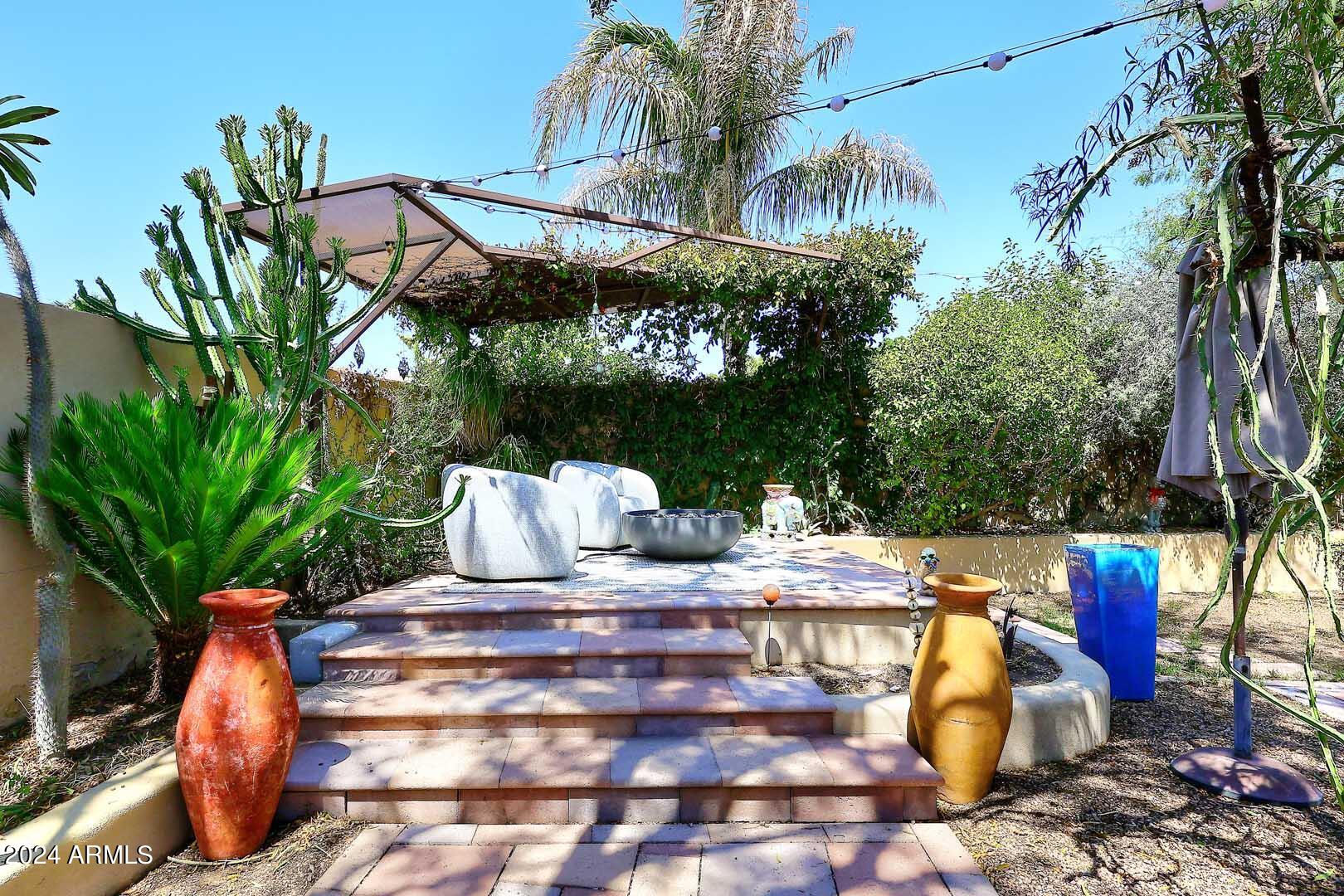 1814 E HARMONT Drive