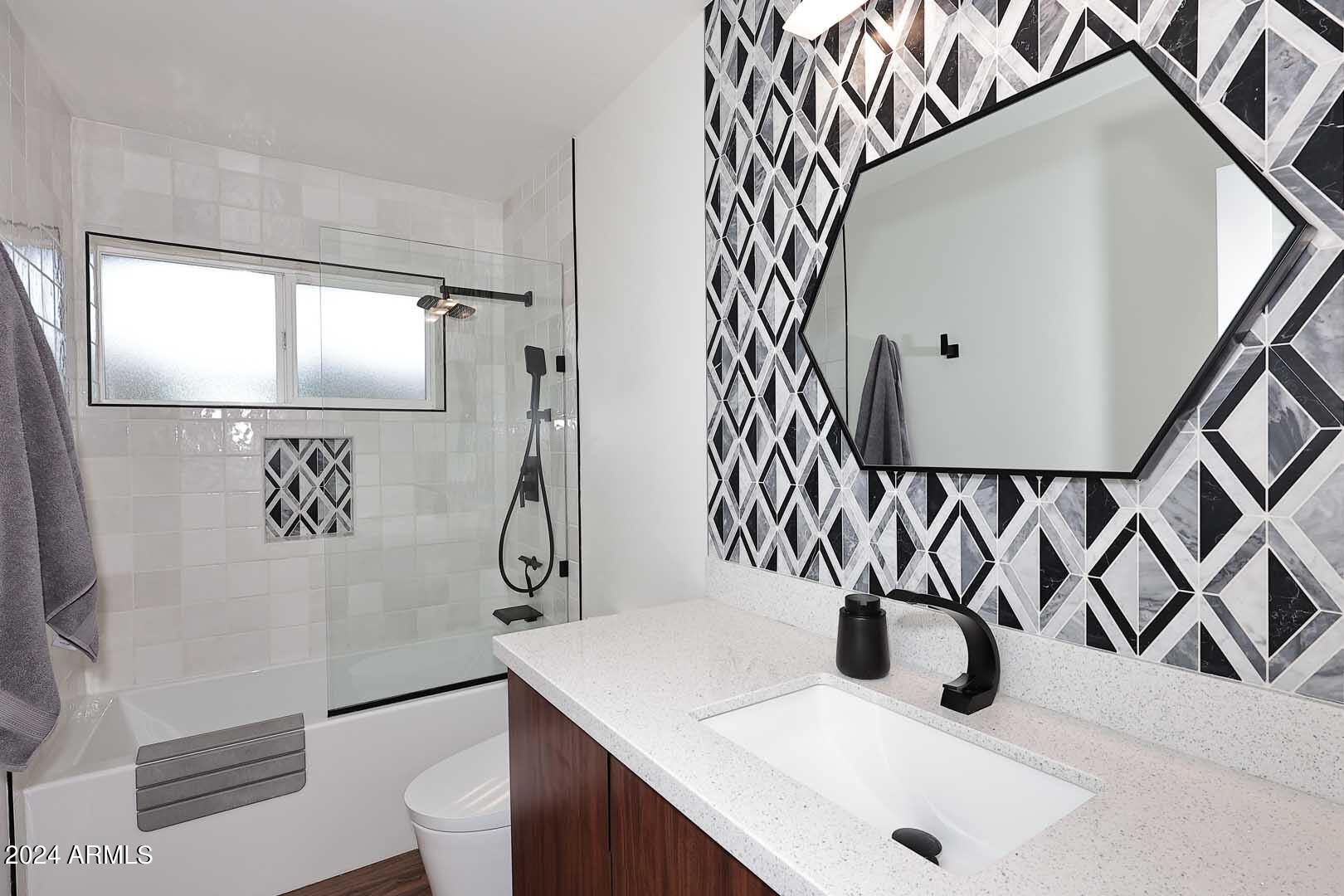 1814 E HARMONT Drive