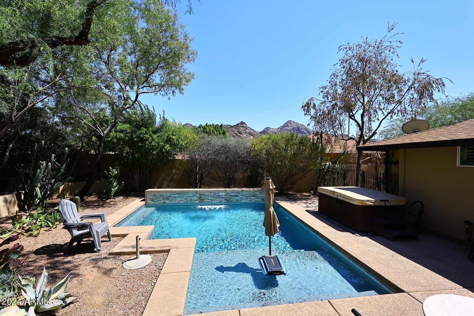 1814 E HARMONT Drive