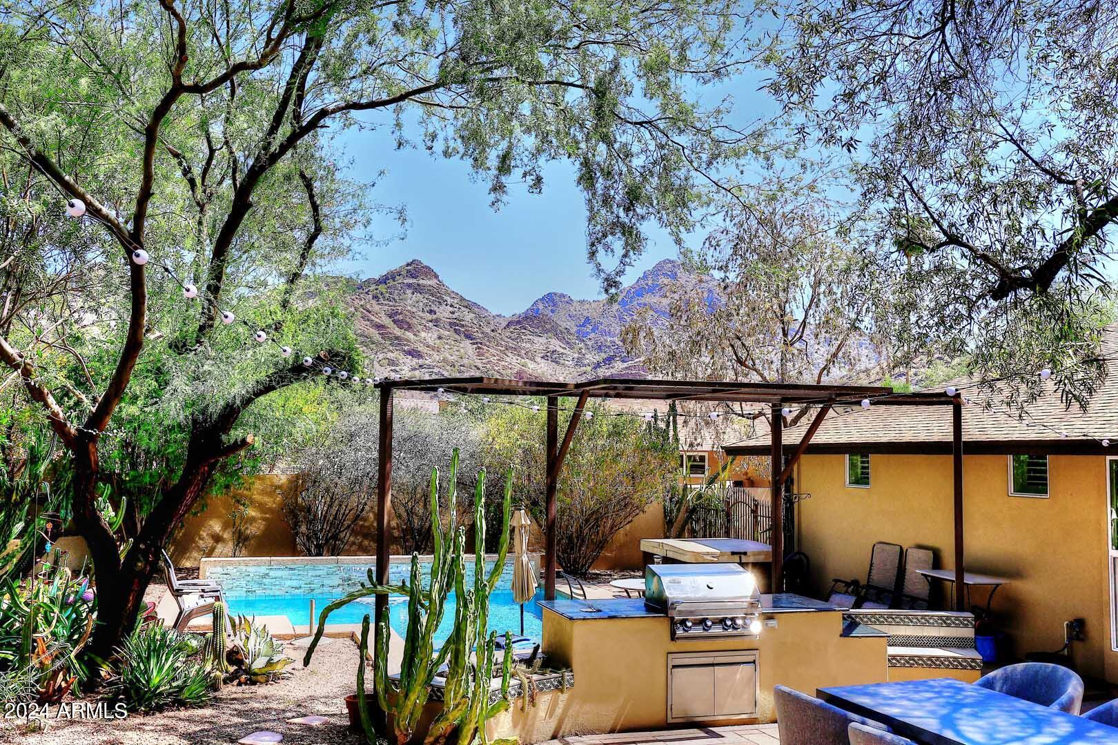 1814 E HARMONT Drive