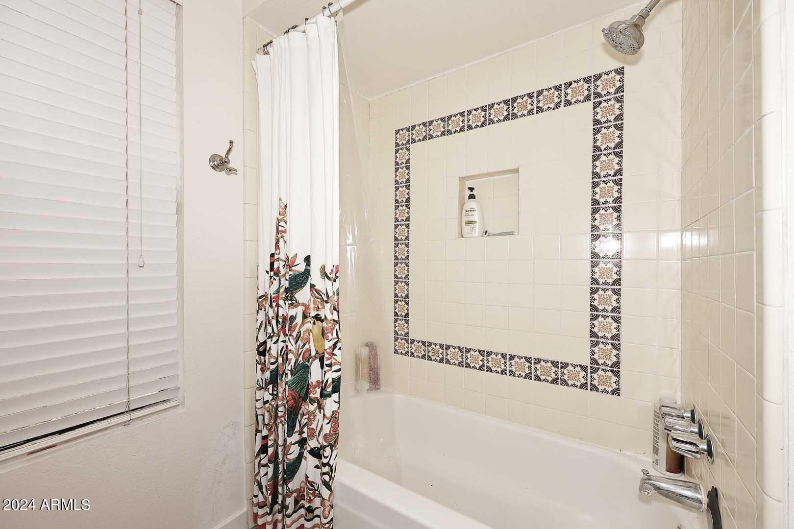 10422 N 11TH Place, 3