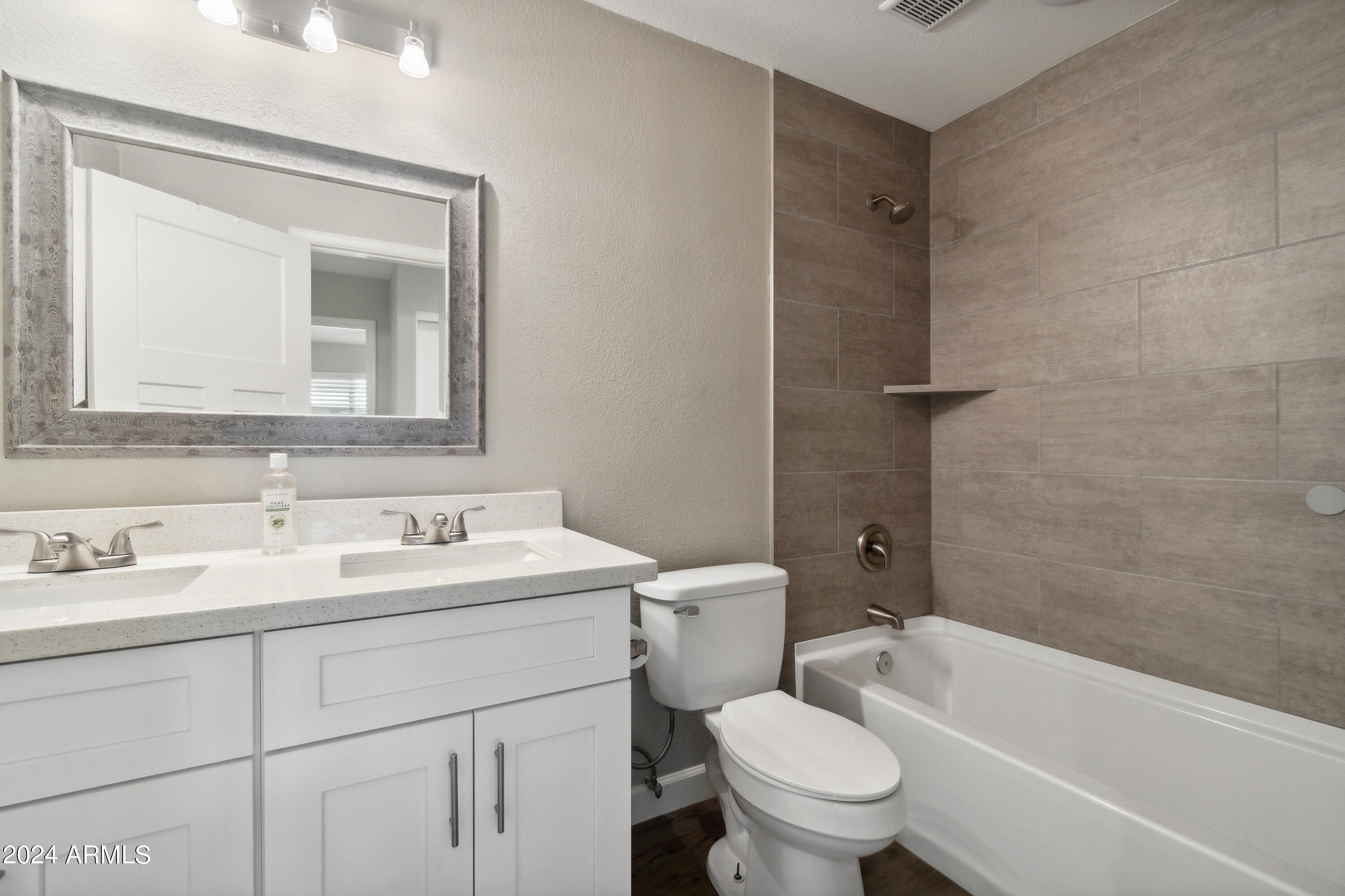 847 E HACKAMORE Street