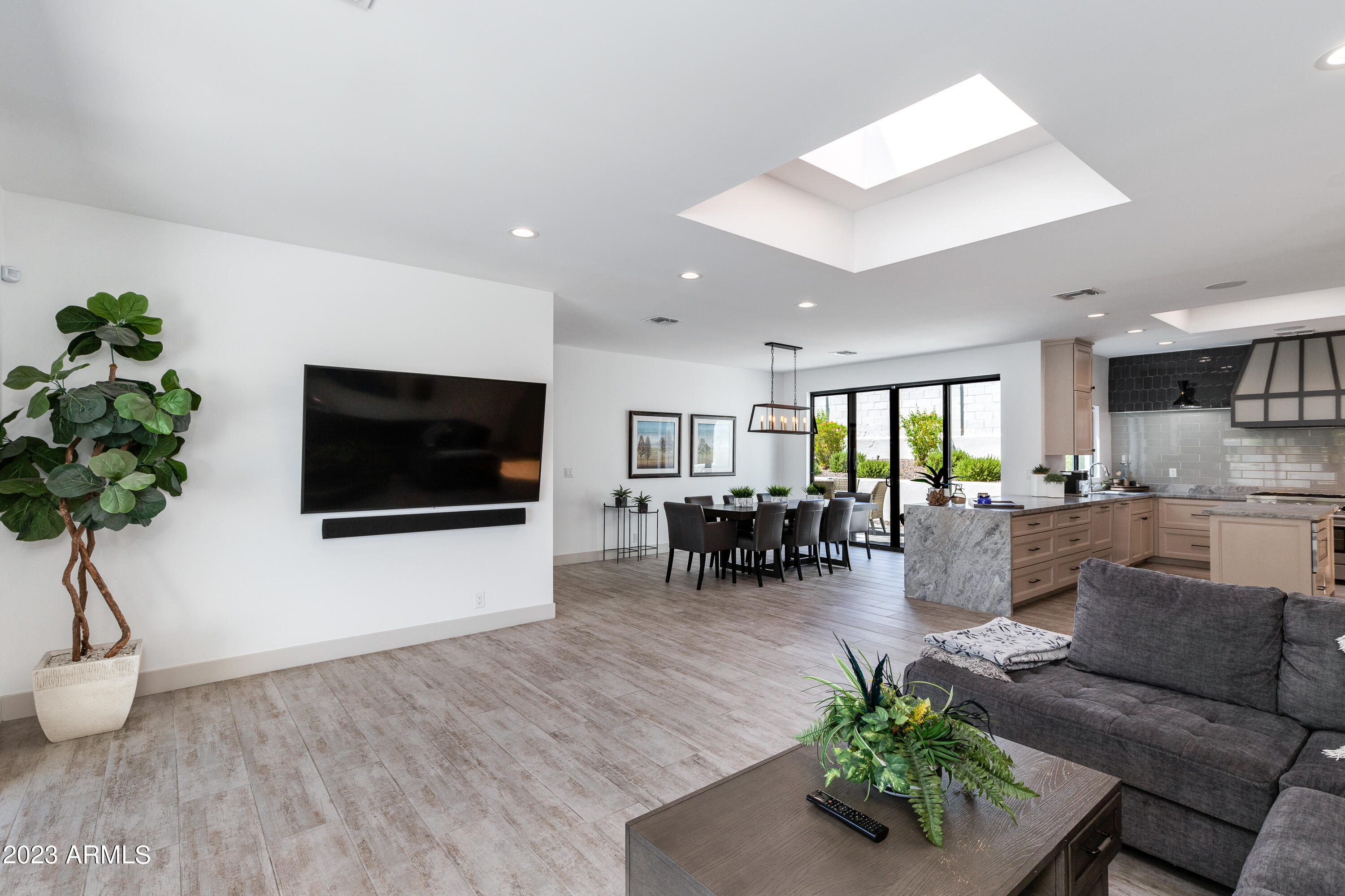 3110 E MARYLAND Avenue