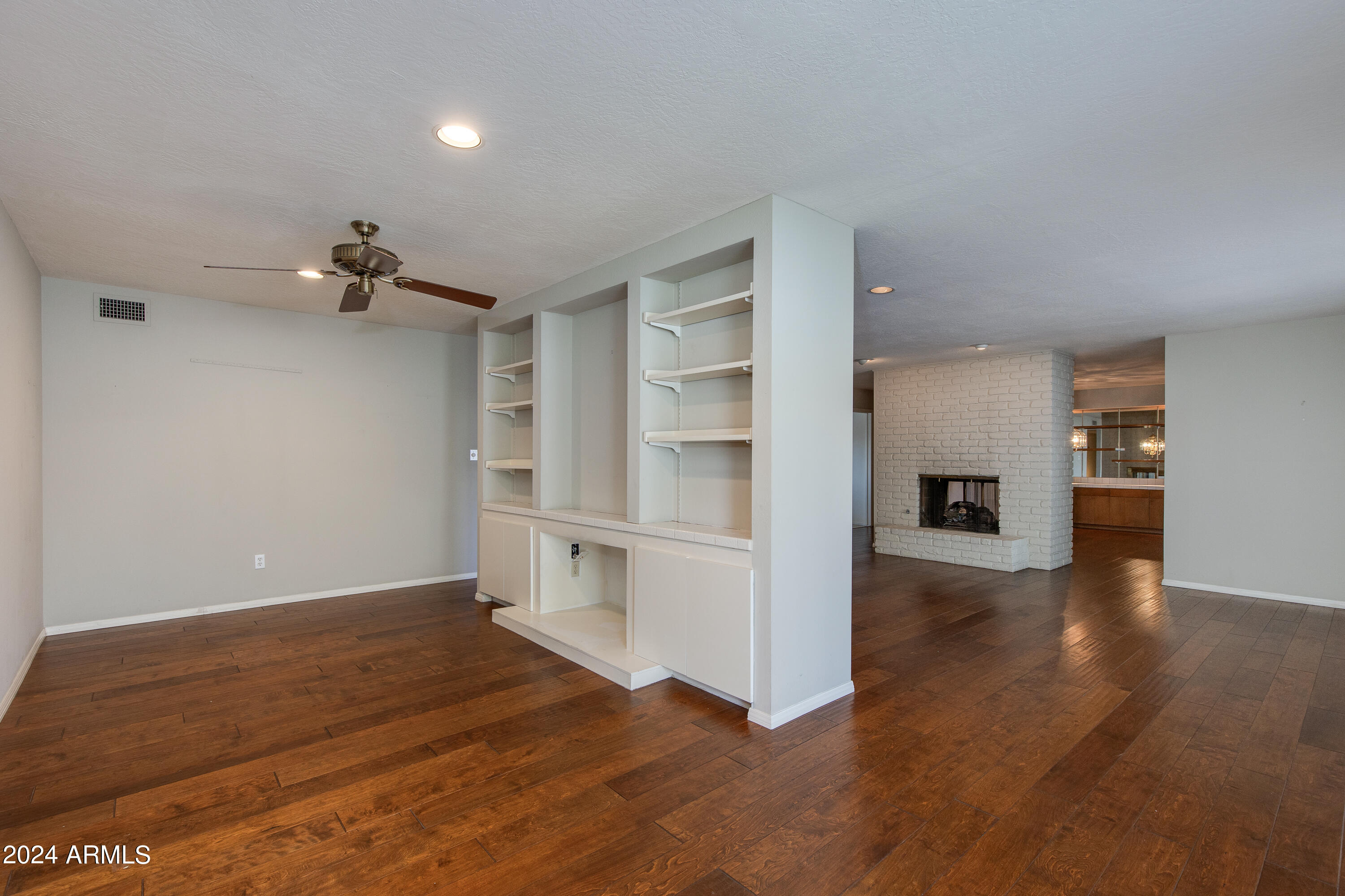 4924 E MULBERRY Drive