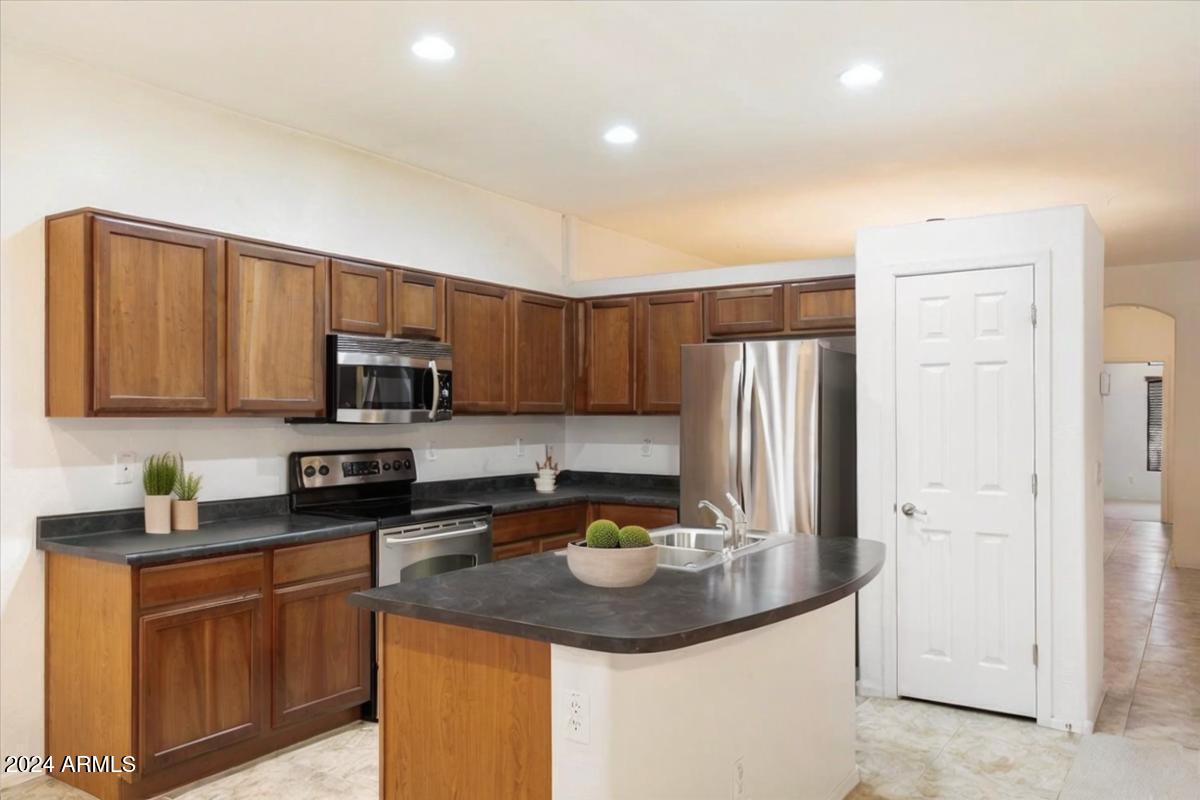 653 W VINEYARD PLAINS Drive