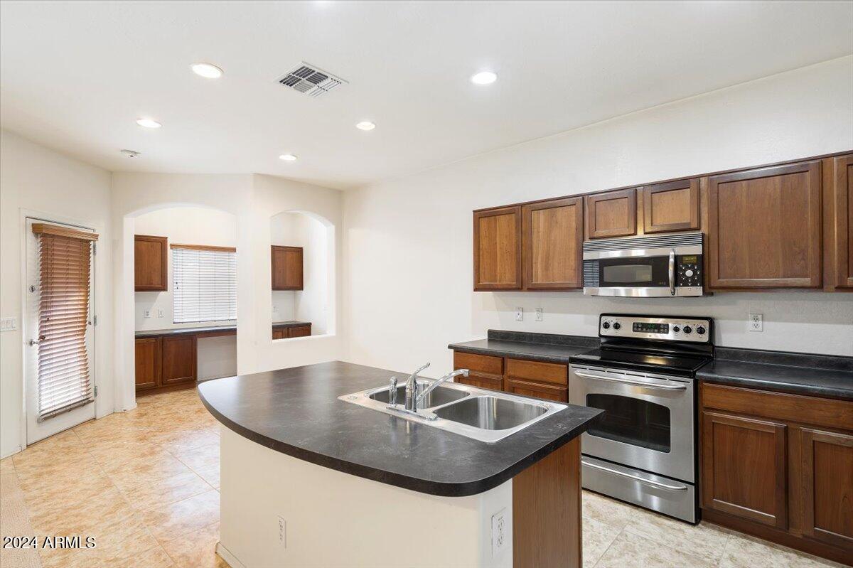 653 W VINEYARD PLAINS Drive