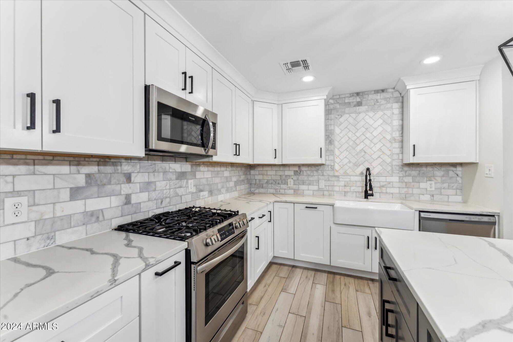 6702 E MORELAND Street